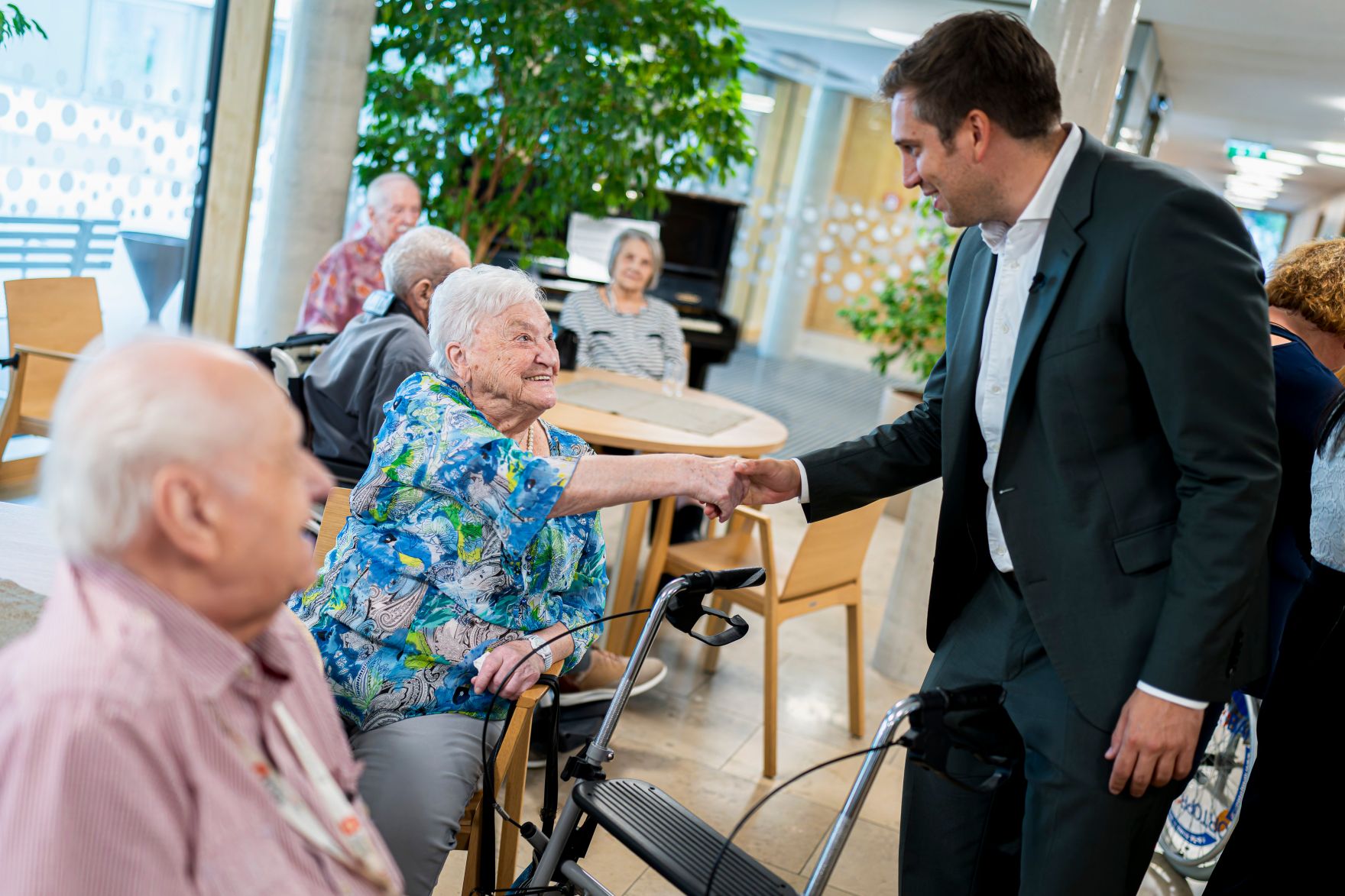 Am 29. Juli 2025 besuchte Staatssekret&auml;r Alexander Pr&ouml;ll (r.) gemeinsam mit Bundesministerin Korinna Schumann im Rahmen der ID-Austria Servicetour das &bdquo;Haus Penzing&ldquo; in Wien.
