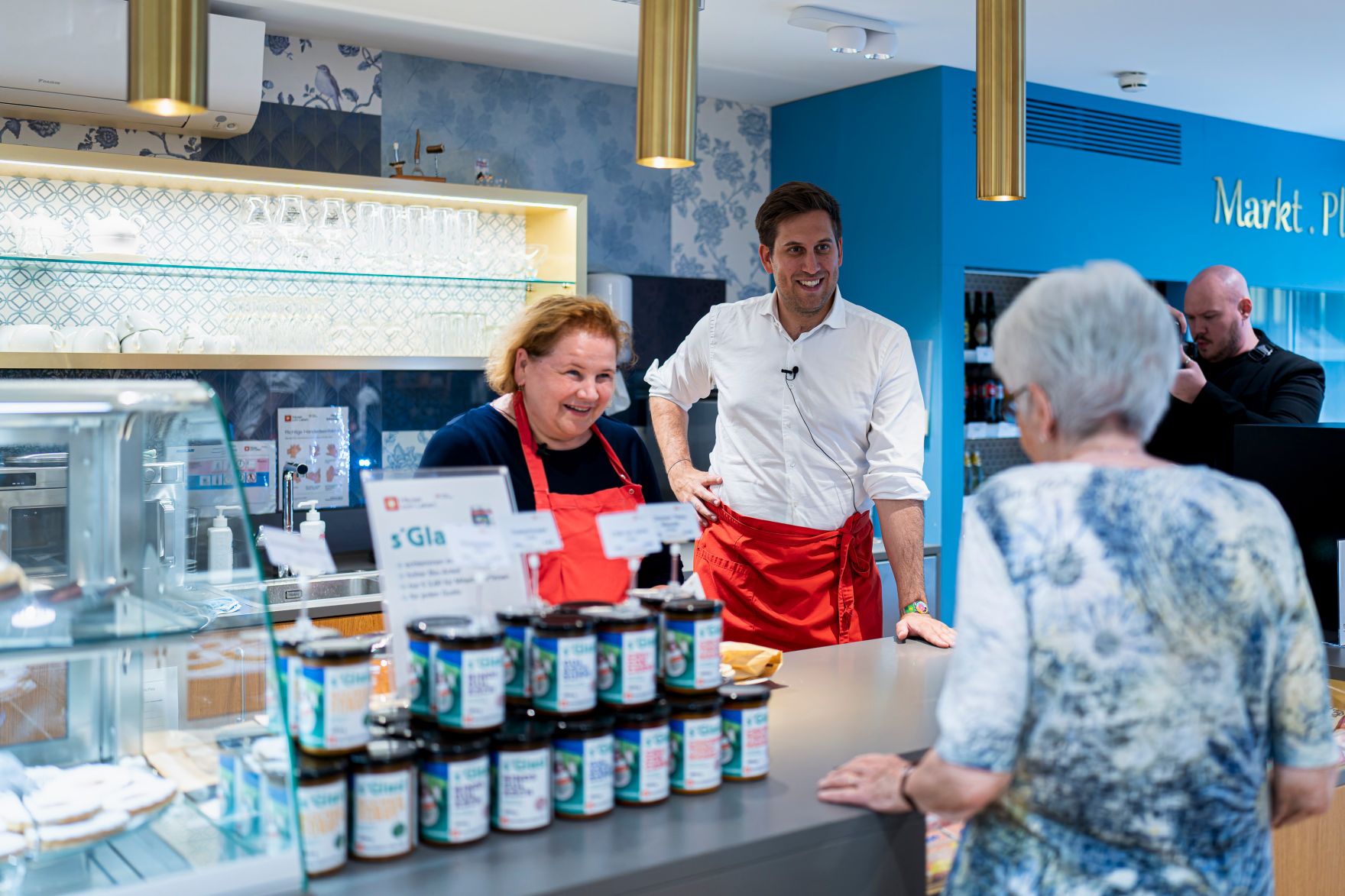 Am 29. Juli 2025 besuchte Staatssekret&auml;r Alexander Pr&ouml;ll (m.) gemeinsam mit Bundesministerin Korinna Schumann (l.) im Rahmen der ID-Austria Servicetour das &bdquo;Haus Penzing&ldquo; in Wien. Im Bild bei der ID-Austria Challenge.