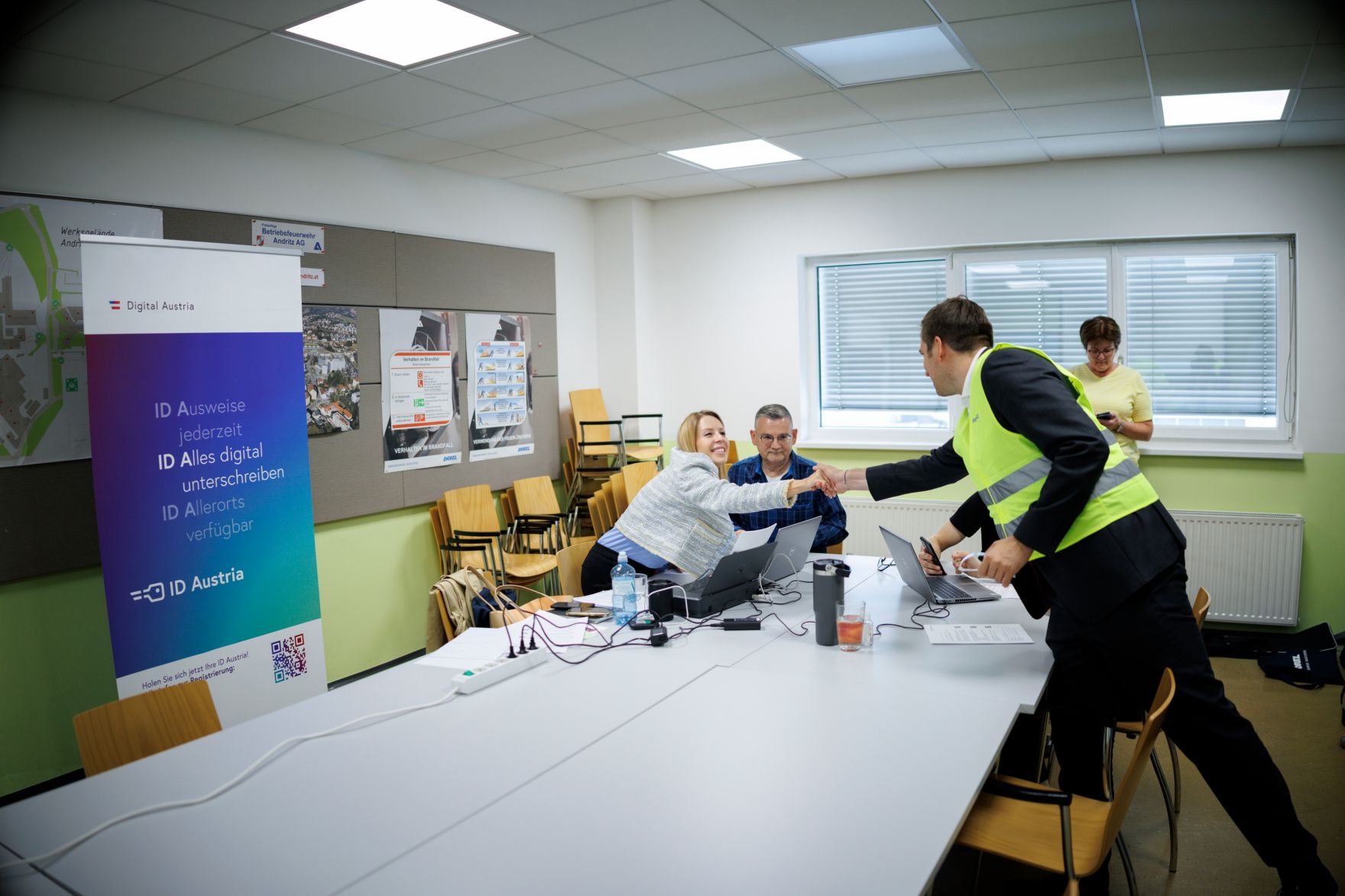 Am 30. Juli 2025 besuchte Staatssekret&auml;r Alexander Pr&ouml;ll (r.) im Rahmen der ID-Austria Servicetour in der Steiermark die Andritz AG bei Graz.