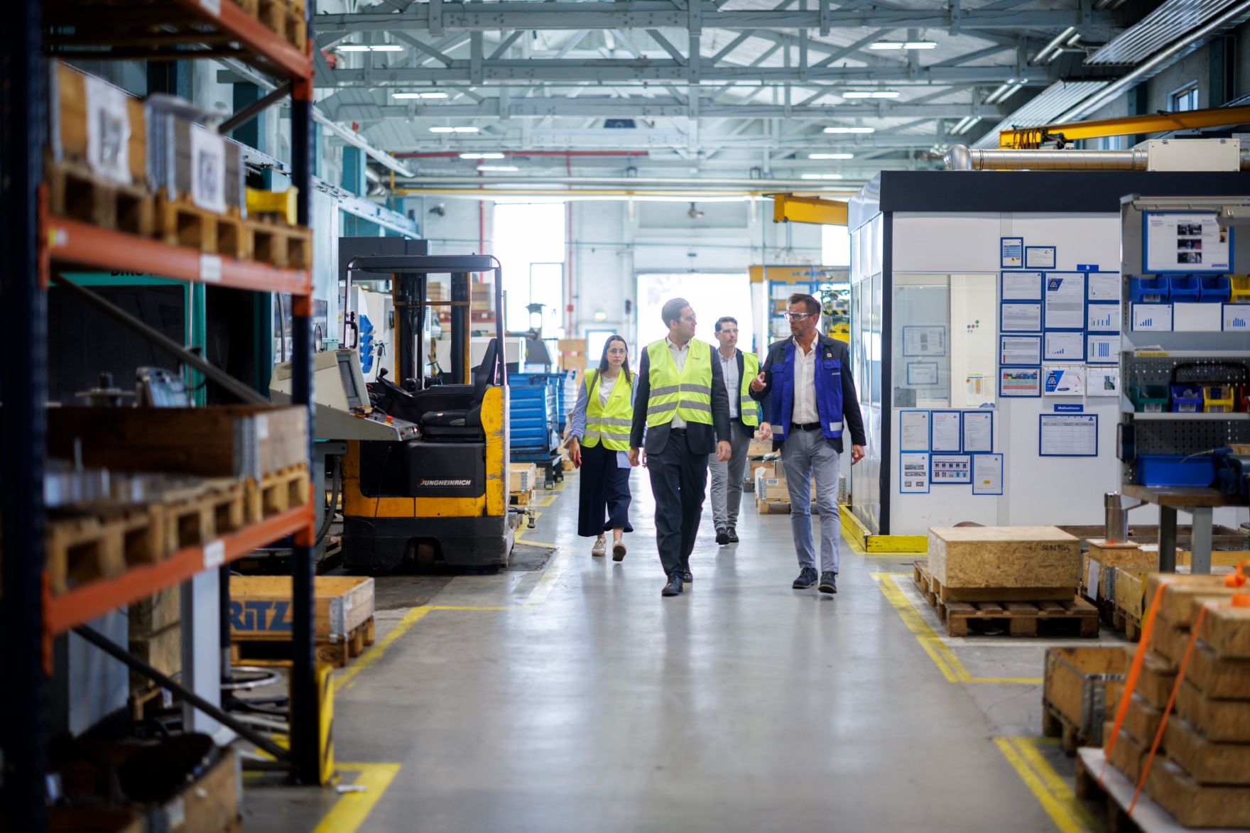 Am 30. Juli 2025 besuchte Staatssekret&auml;r Alexander Pr&ouml;ll (l.) im Rahmen der ID-Austria Servicetour in der Steiermark die Andritz AG bei Graz.