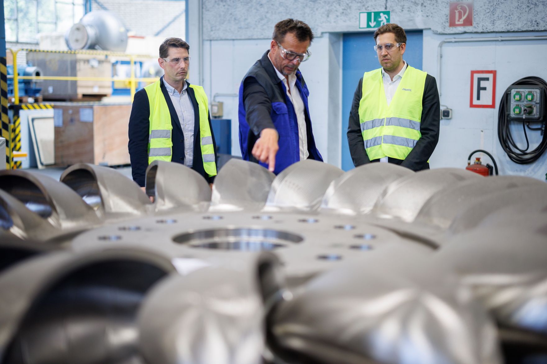 Am 30. Juli 2025 besuchte Staatssekret&auml;r Alexander Pr&ouml;ll (r.) im Rahmen der ID-Austria Servicetour in der Steiermark die Andritz AG bei Graz.