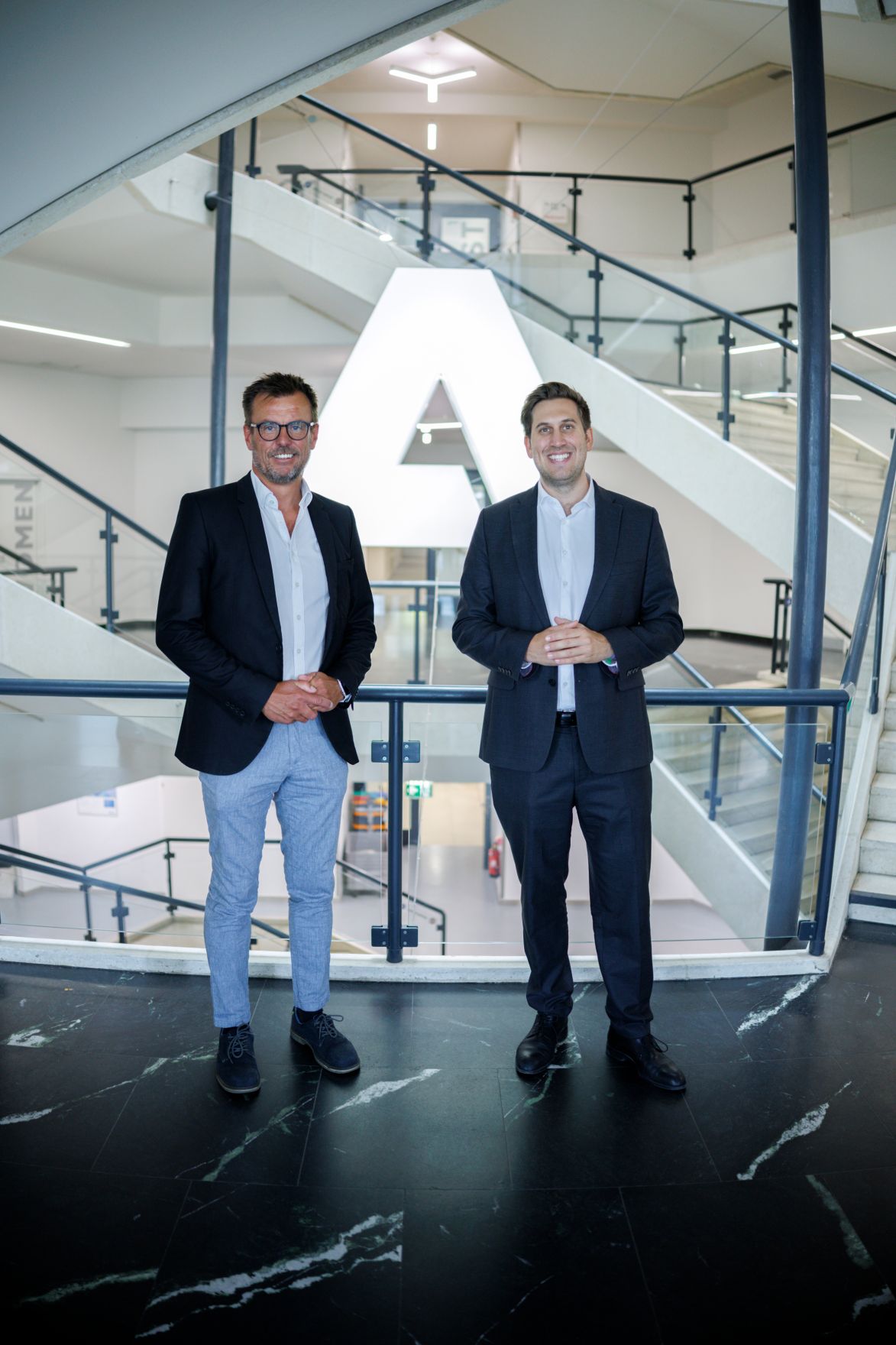 Am 30. Juli 2025 besuchte Staatssekret&auml;r Alexander Pr&ouml;ll (r.) im Rahmen der ID-Austria Servicetour in der Steiermark die Andritz AG bei Graz.