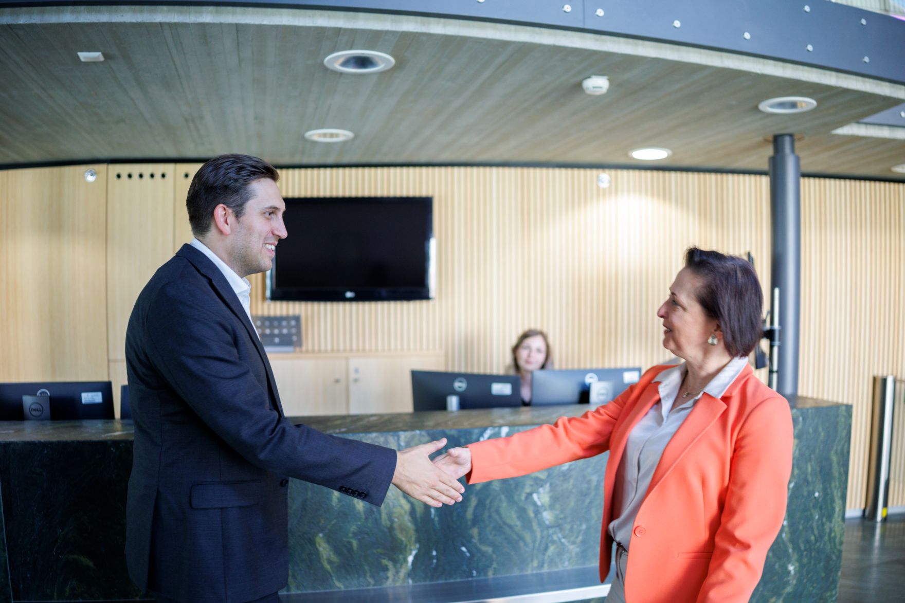 Am 30. Juli 2025 besuchte Staatssekret&auml;r Alexander Pr&ouml;ll (l.) im Rahmen der ID-Austria Servicetour in der Steiermark die ams-OSRAM AG bei Graz.