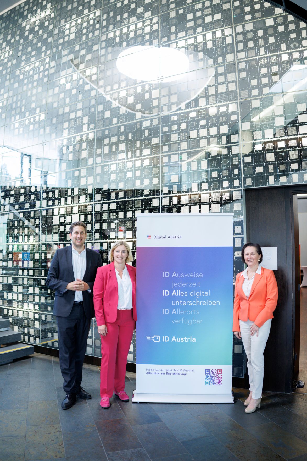 Am 30. Juli 2025 besuchte Staatssekret&auml;r Alexander Pr&ouml;ll (l.) im Rahmen der ID-Austria Servicetour in der Steiermark die ams-OSRAM AG bei Graz.