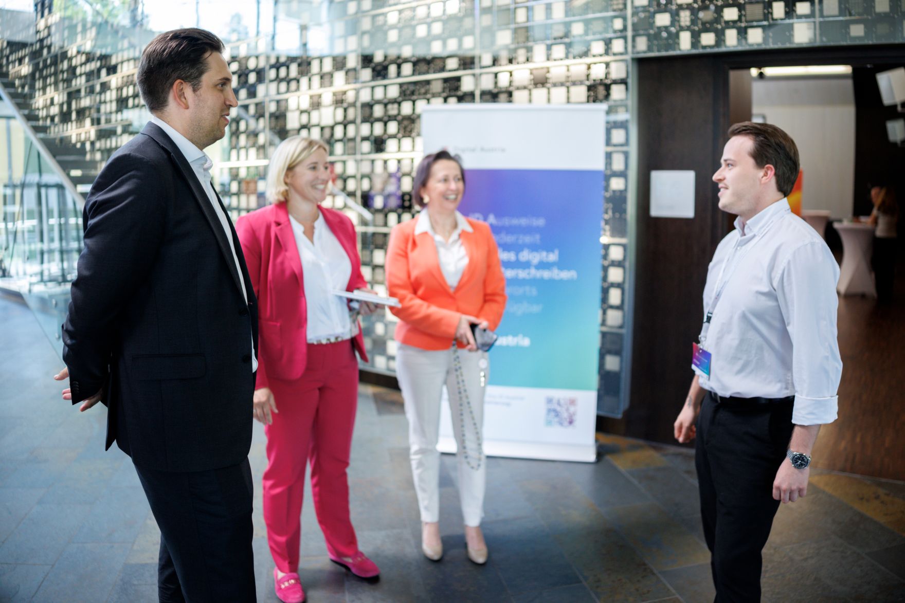 Am 30. Juli 2025 besuchte Staatssekret&auml;r Alexander Pr&ouml;ll (l.) im Rahmen der ID-Austria Servicetour in der Steiermark die ams-OSRAM AG bei Graz.