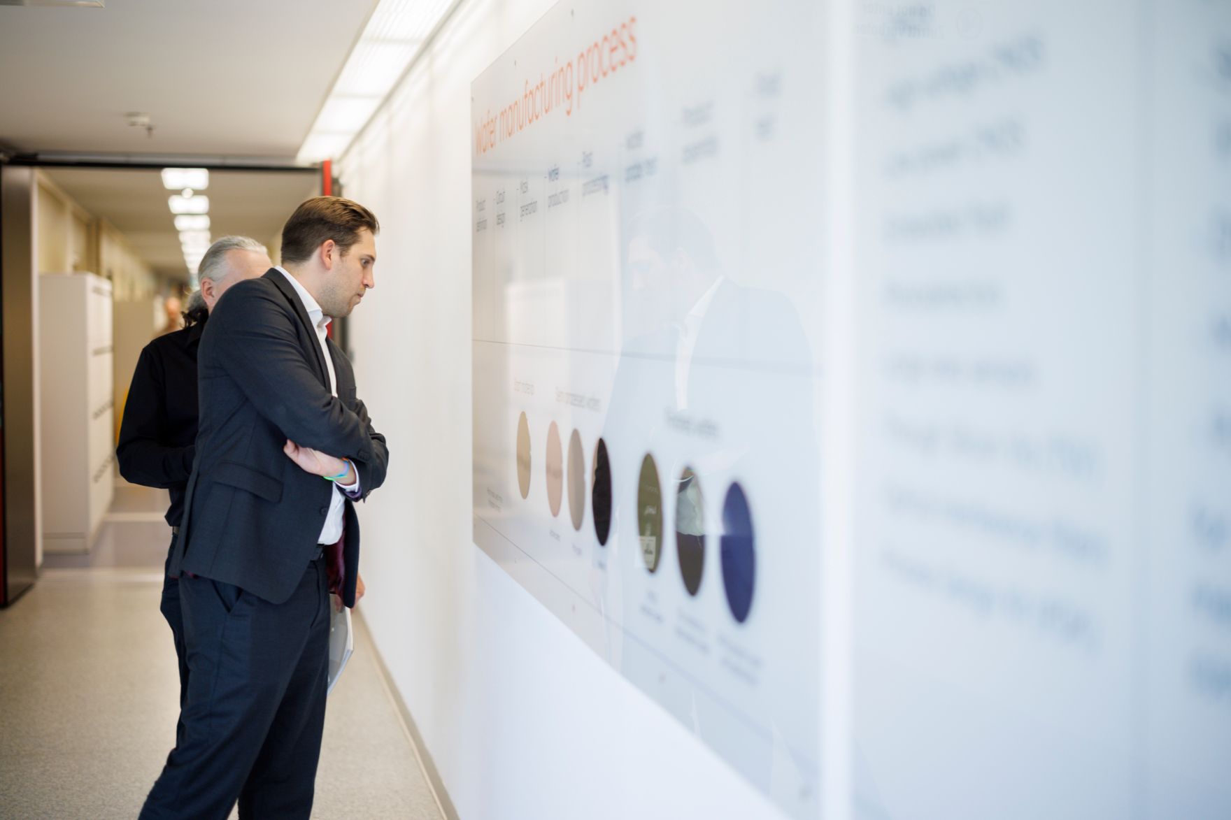 Am 30. Juli 2025 besuchte Staatssekret&auml;r Alexander Pr&ouml;ll (im Bild) im Rahmen der ID-Austria Servicetour in der Steiermark die ams-OSRAM AG bei Graz.