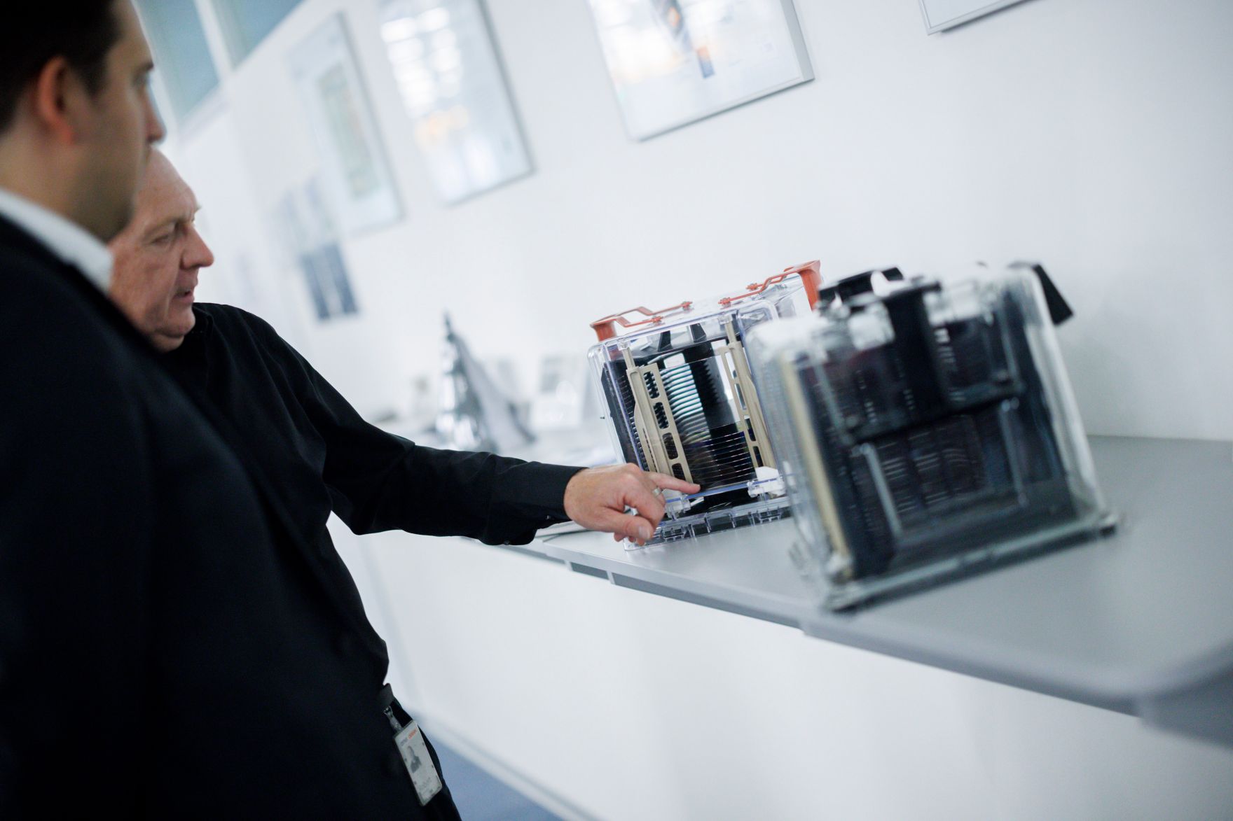 Am 30. Juli 2025 besuchte Staatssekret&auml;r Alexander Pr&ouml;ll (l.) im Rahmen der ID-Austria Servicetour in der Steiermark die ams-OSRAM AG bei Graz.