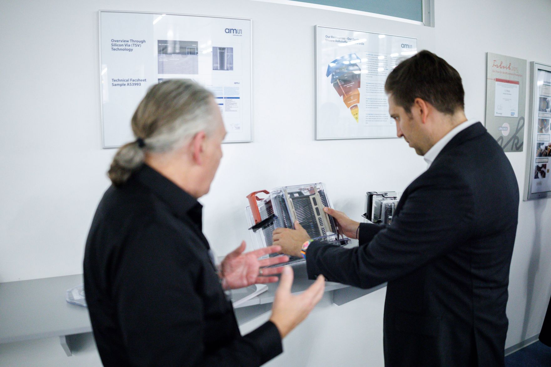 Am 30. Juli 2025 besuchte Staatssekret&auml;r Alexander Pr&ouml;ll (r.) im Rahmen der ID-Austria Servicetour in der Steiermark die ams-OSRAM AG bei Graz.