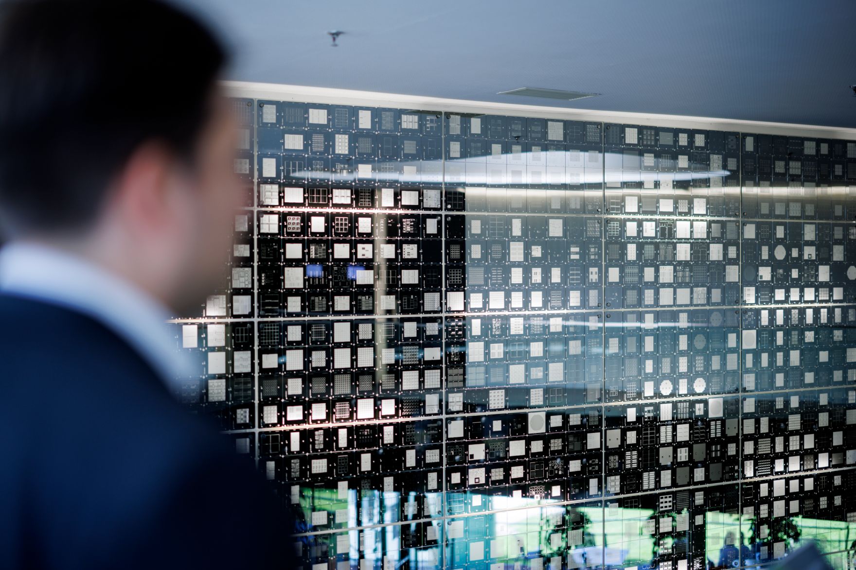 Am 30. Juli 2025 besuchte Staatssekret&auml;r Alexander Pr&ouml;ll (l.) im Rahmen der ID-Austria Servicetour in der Steiermark die ams-OSRAM AG bei Graz.