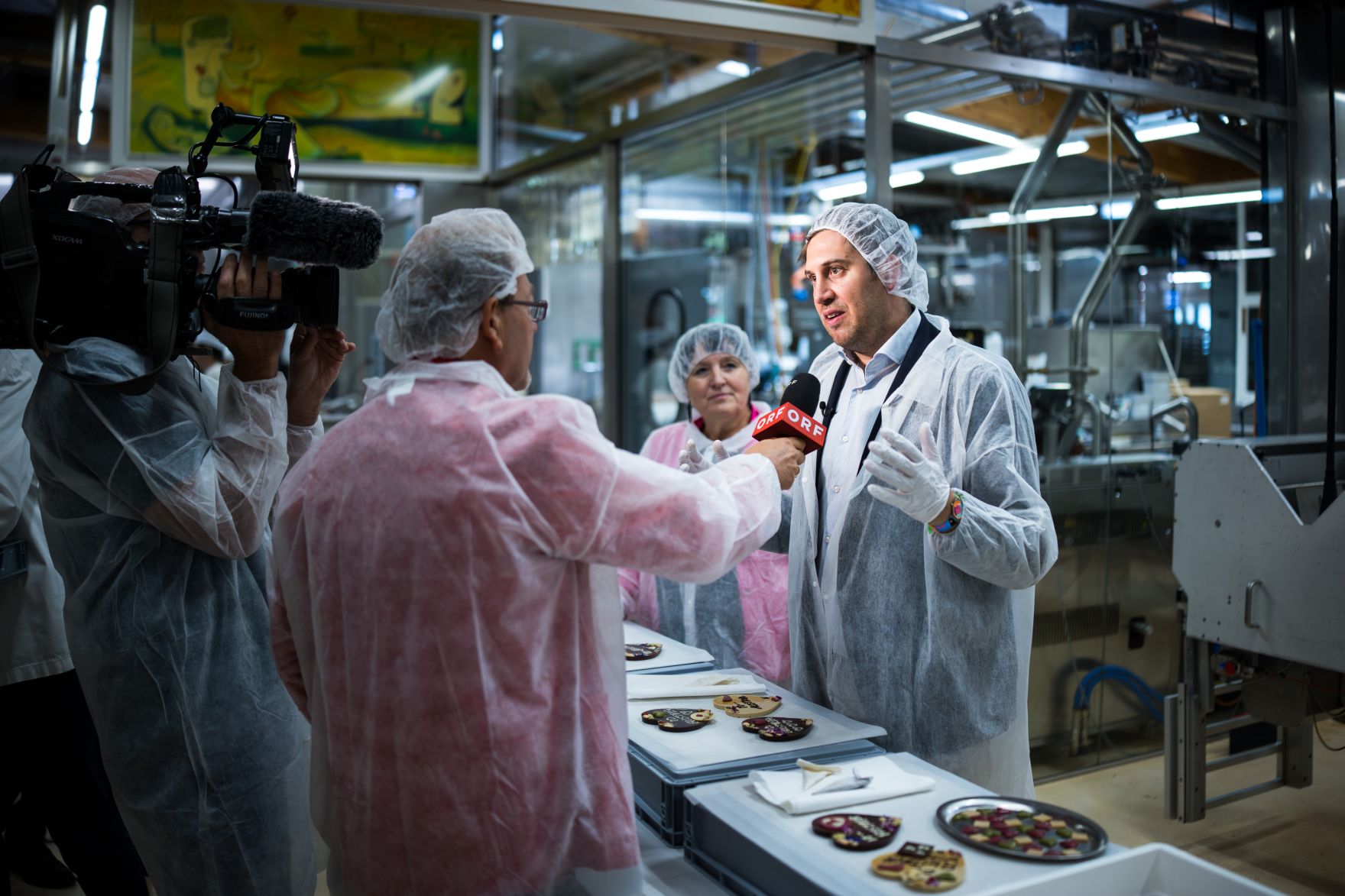 Am 31. Juli 2025 besuchte Staatssekret&auml;r Alexander Pr&ouml;ll (r.) im Rahmen der ID-Austria Servicetour in der Steiermark die Zotter Schokoladenfabrik in Bergl. Im Bild gemeinsam mit Manuela Khom (m.) der Landeshauptmann-Stellvertreterin der Steiermark bei der ID-Austria Challenge.