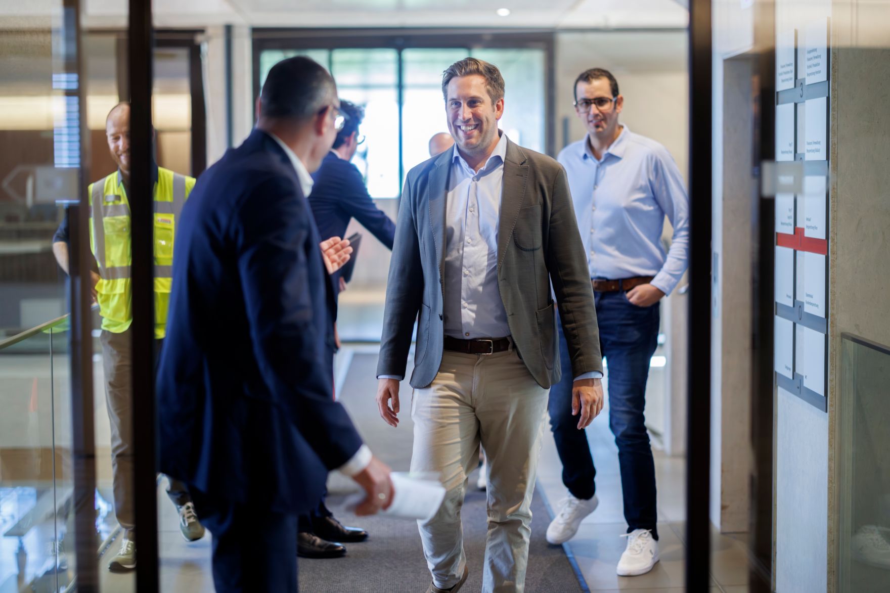 Am 5. August 2025 besuchte Staatssekret&auml;r Alexander Pr&ouml;ll (m.r.) im Rahmen der ID-Austria Servicetour in Tirol die Egger Holzwerkstoffe GmbH.