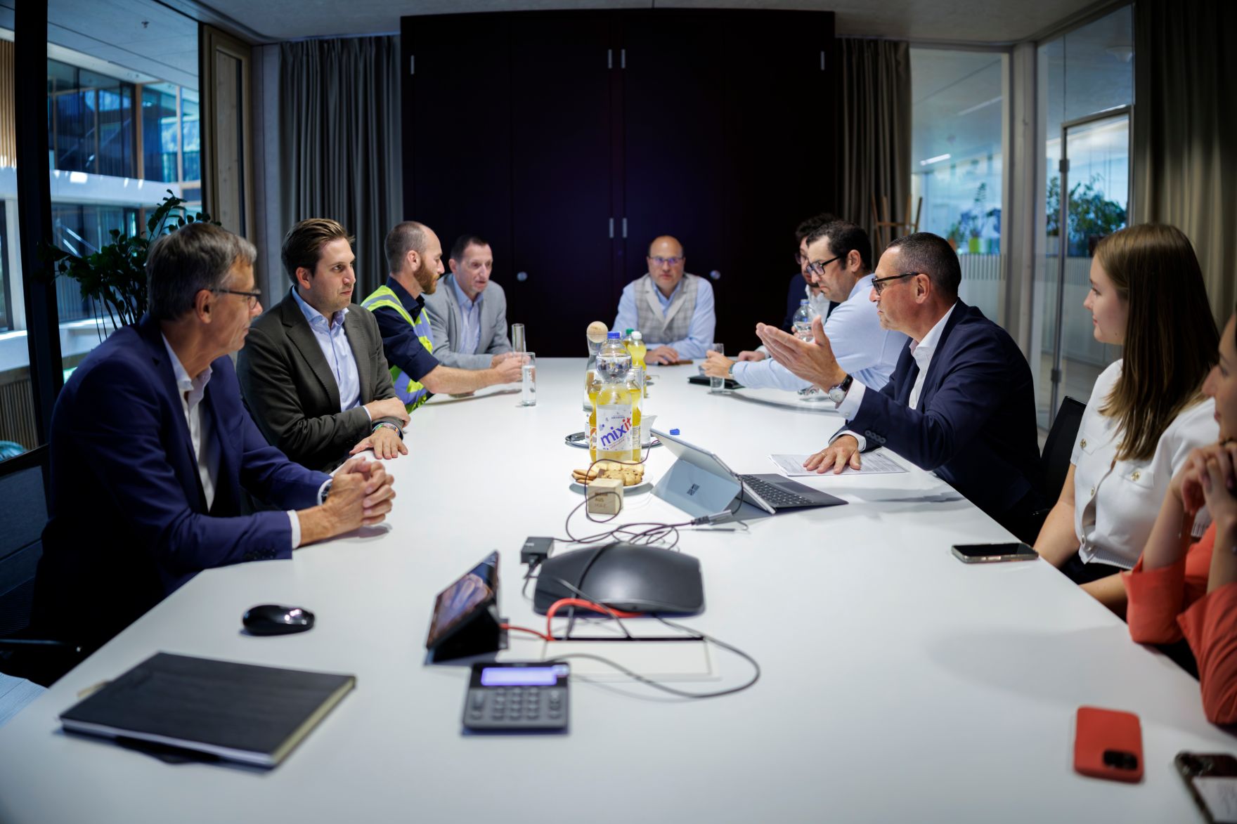 Am 5. August 2025 besuchte Staatssekret&auml;r Alexander Pr&ouml;ll (2.v.l.) im Rahmen der ID-Austria Servicetour in Tirol die Egger Holzwerkstoffe GmbH.