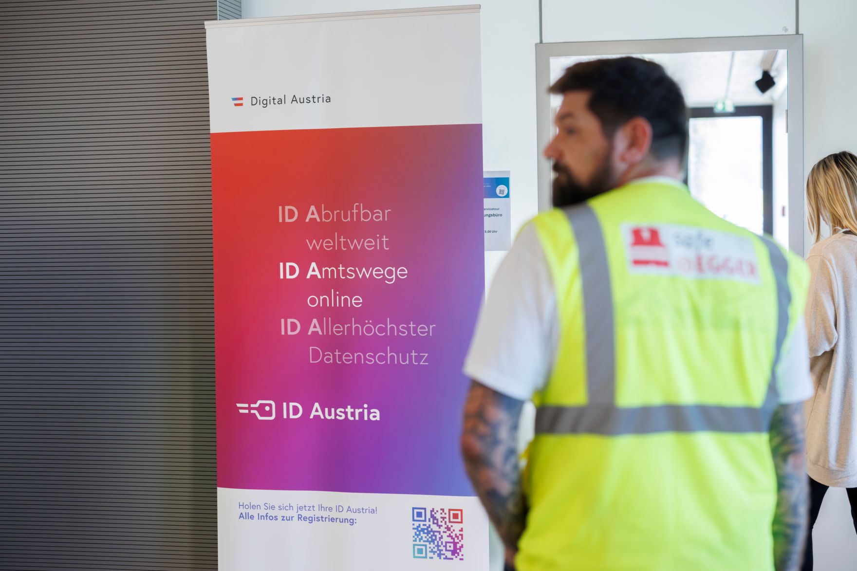 Am 5. August 2025 besuchte Staatssekret&auml;r Alexander Pr&ouml;ll im Rahmen der ID-Austria Servicetour in Tirol Egger Holzwerkstoffe GmbH.