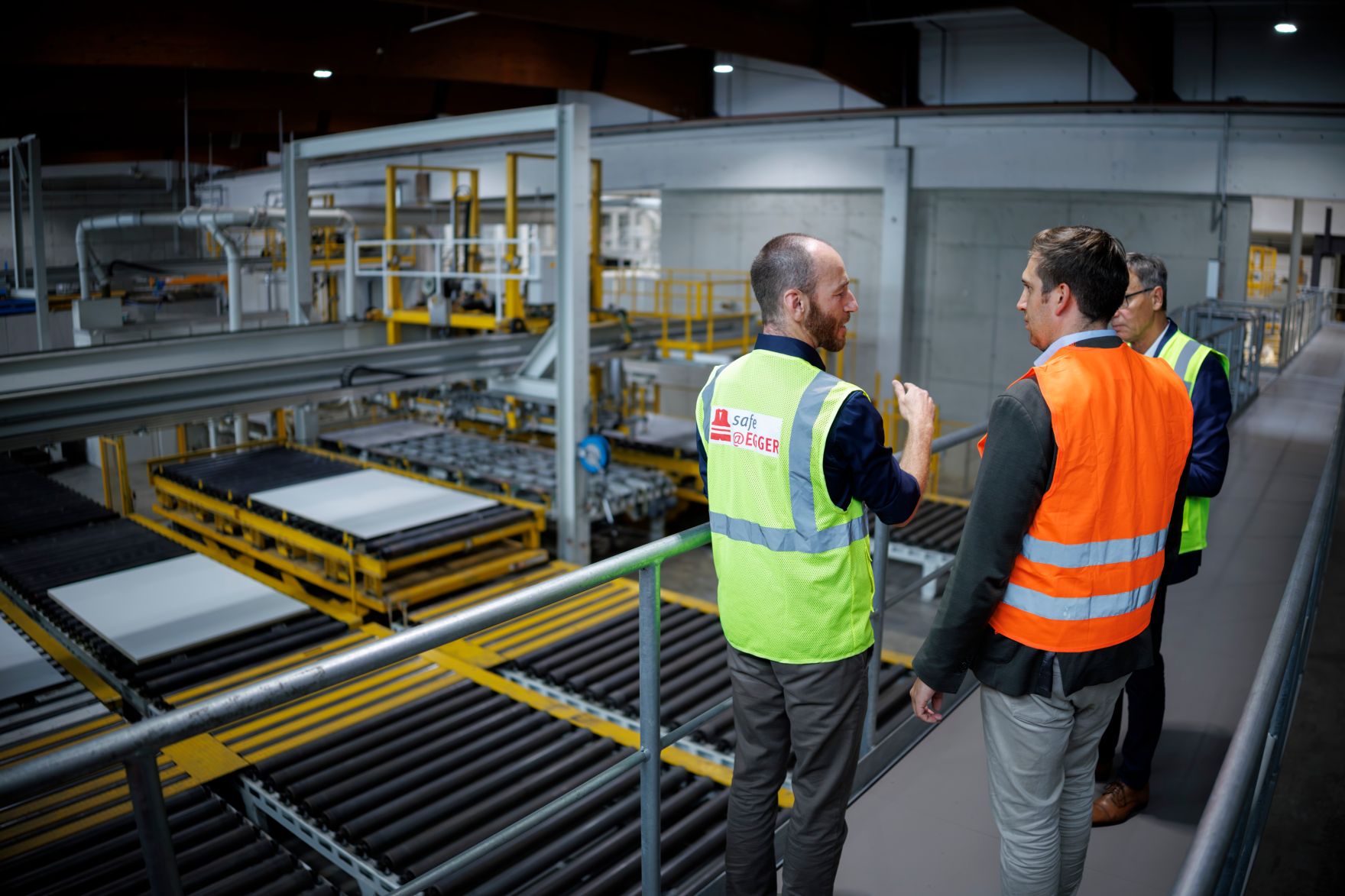 Am 5. August 2025 besuchte Staatssekret&auml;r Alexander Pr&ouml;ll (m.) im Rahmen der ID-Austria Servicetour in Tirol die Egger Holzwerkstoffe GmbH.