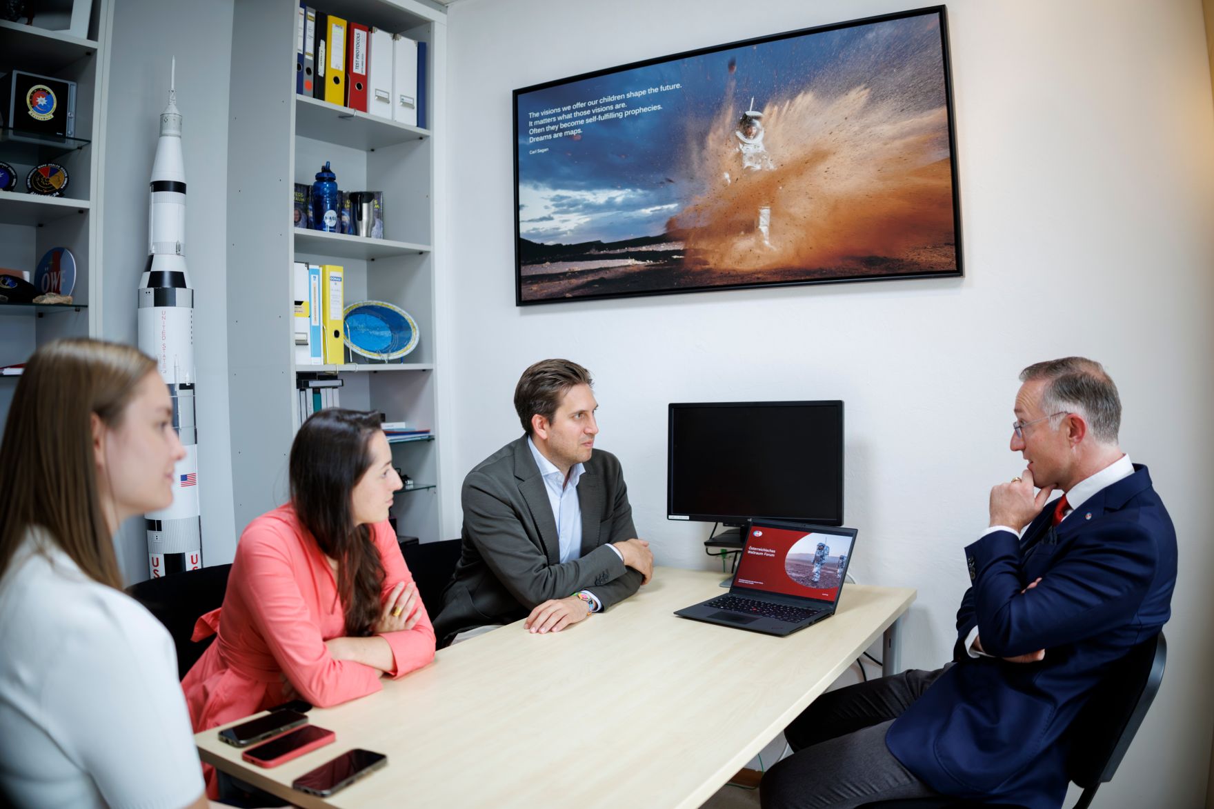 Am 5. August 2025 besuchte Staatssekret&auml;r Alexander Pr&ouml;ll (m.r.) im Rahmen der ID-Austria Servicetour in Tirol das &Ouml;sterreichische Weltraumforum.