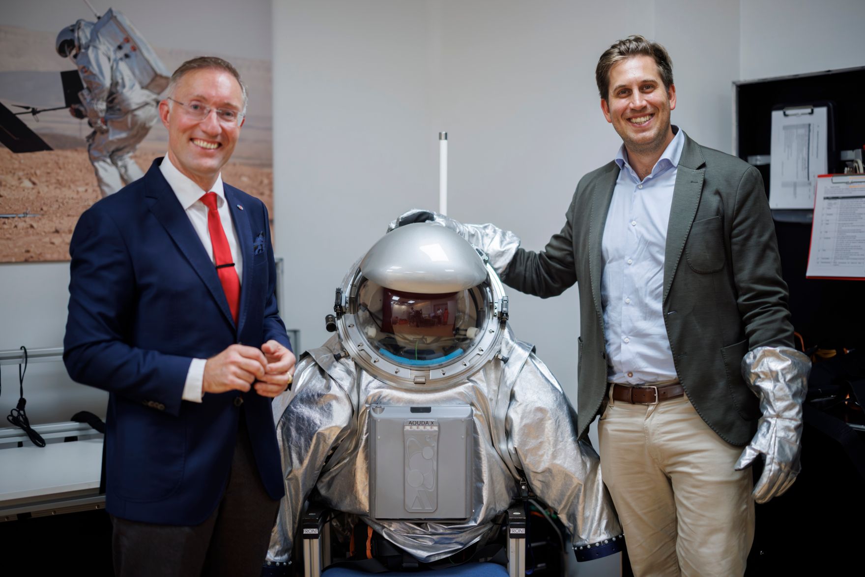 Am 5. August 2025 besuchte Staatssekret&auml;r Alexander Pr&ouml;ll (r.) im Rahmen der ID-Austria Servicetour in Tirol das &Ouml;sterreichische Weltraumforum.