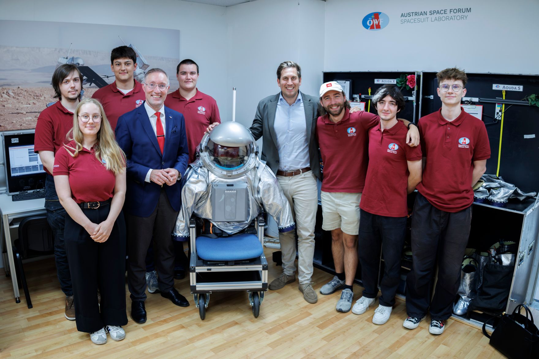 Am 5. August 2025 besuchte Staatssekret&auml;r Alexander Pr&ouml;ll (4.v.r.) im Rahmen der ID-Austria Servicetour in Tirol das &Ouml;sterreichische Weltraumforum.