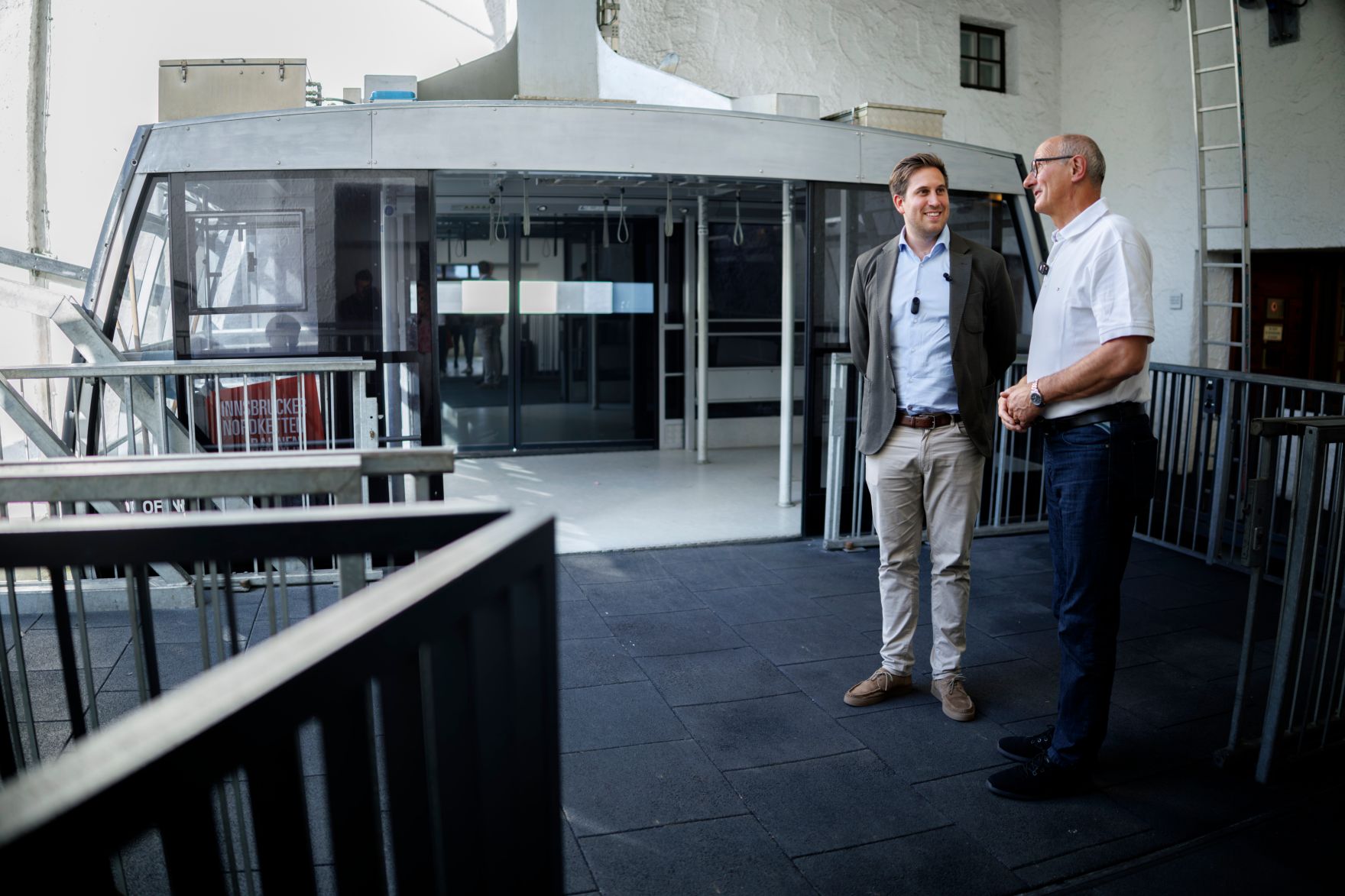 Am 5. August 2025 nahm Staatssekret&auml;r Alexander Pr&ouml;ll (l.) im Rahmen der ID-Austria Servicetour in Tirol an der Gondelfahrt in Innsbruck teil. Im Bild gemeinsam mit Anton Mattle (r.) dem Landeshauptmann von Tirol bei der ID-Austria Challenge.