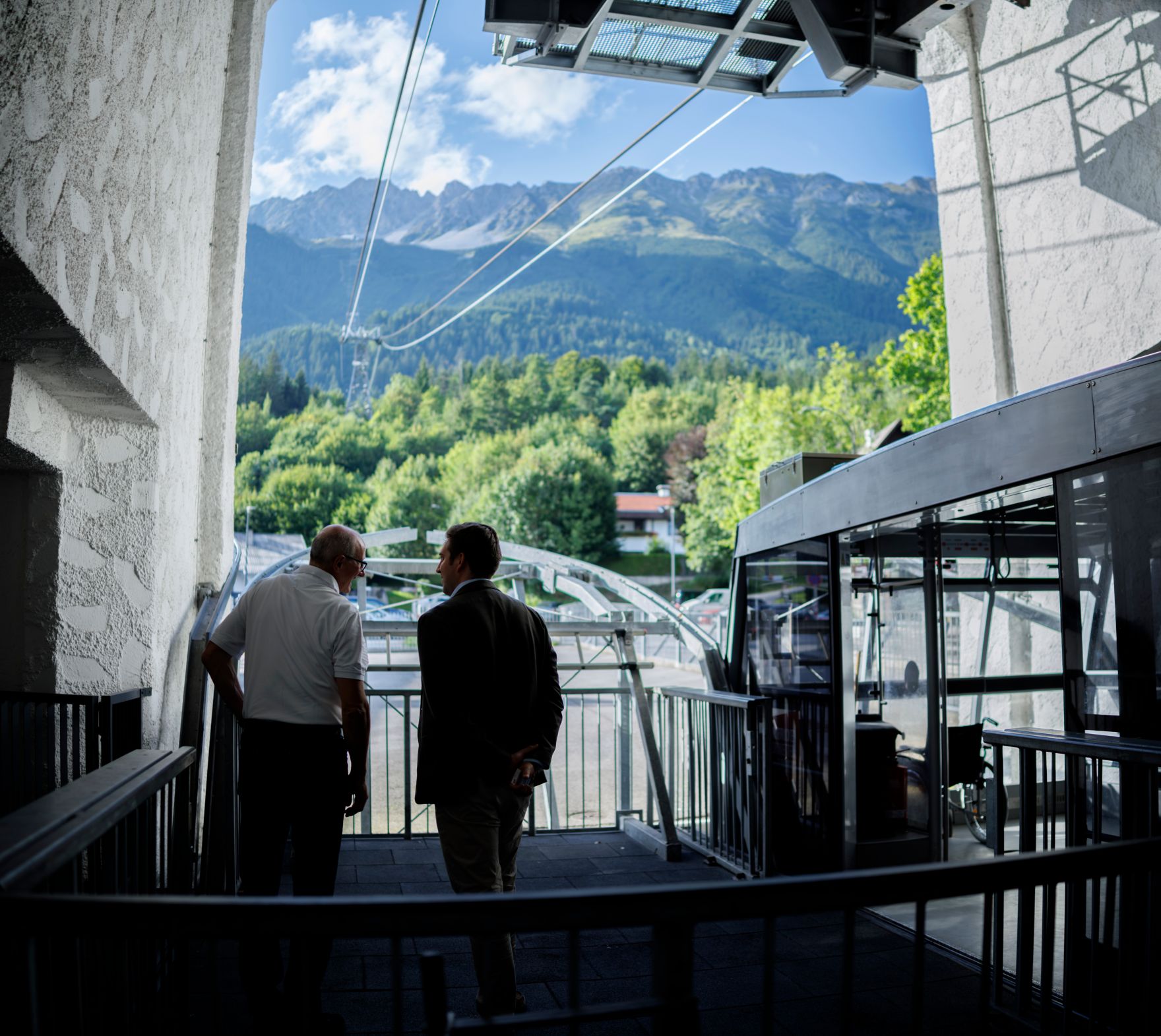 Am 5. August 2025 nahm Staatssekret&auml;r Alexander Pr&ouml;ll (r.) im Rahmen der ID-Austria Servicetour in Tirol an der Gondelfahrt in Innsbruck teil. Im Bild gemeinsam mit Anton Mattle (l.) dem Landeshauptmann von Tirol bei der ID-Austria Challenge.