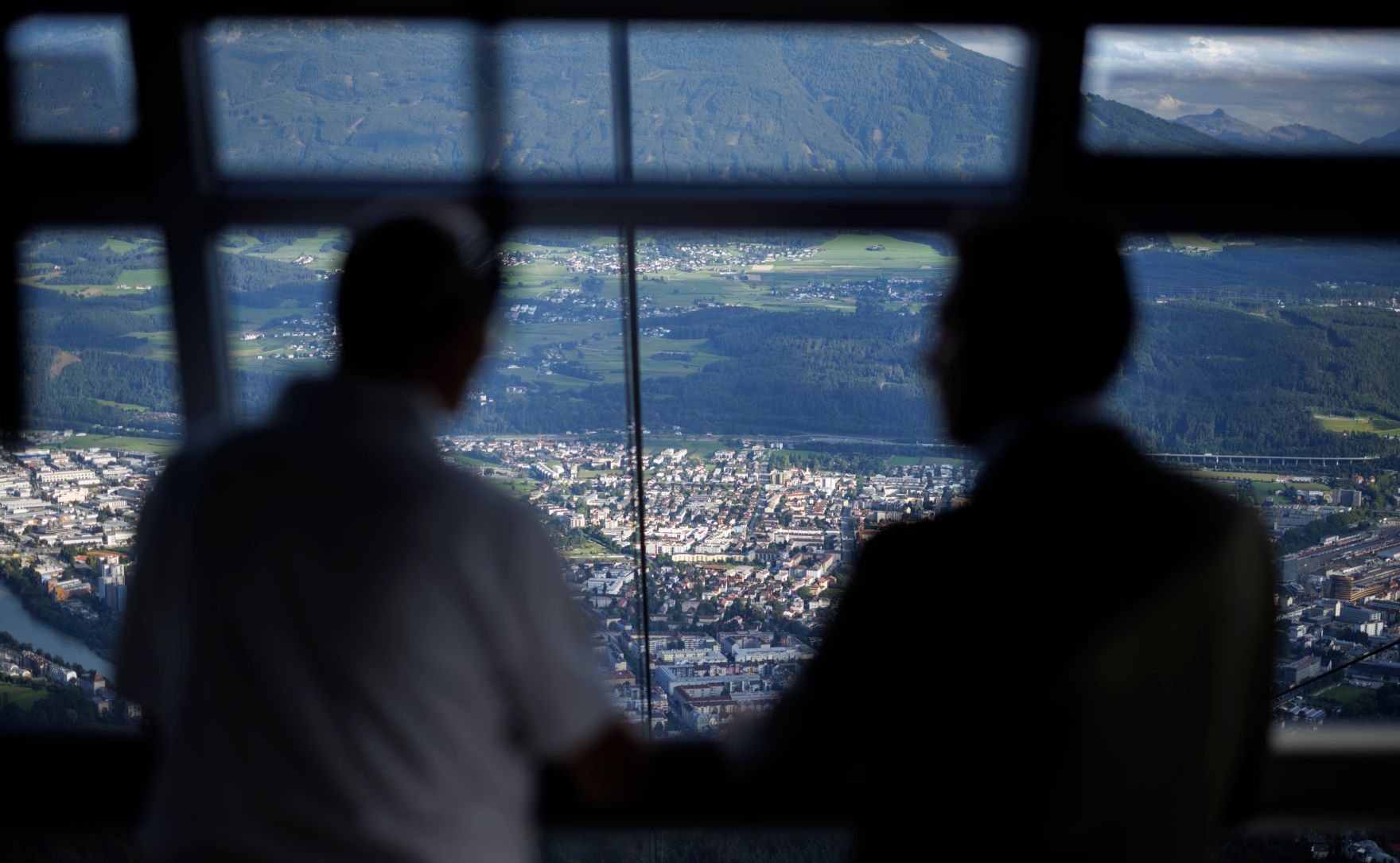 Am 5. August 2025 nahm Staatssekret&auml;r Alexander Pr&ouml;ll (r.) im Rahmen der ID-Austria Servicetour in Tirol an der Gondelfahrt in Innsbruck teil. Im Bild gemeinsam mit Anton Mattle (l.) dem Landeshauptmann von Tirol bei der ID-Austria Challenge.