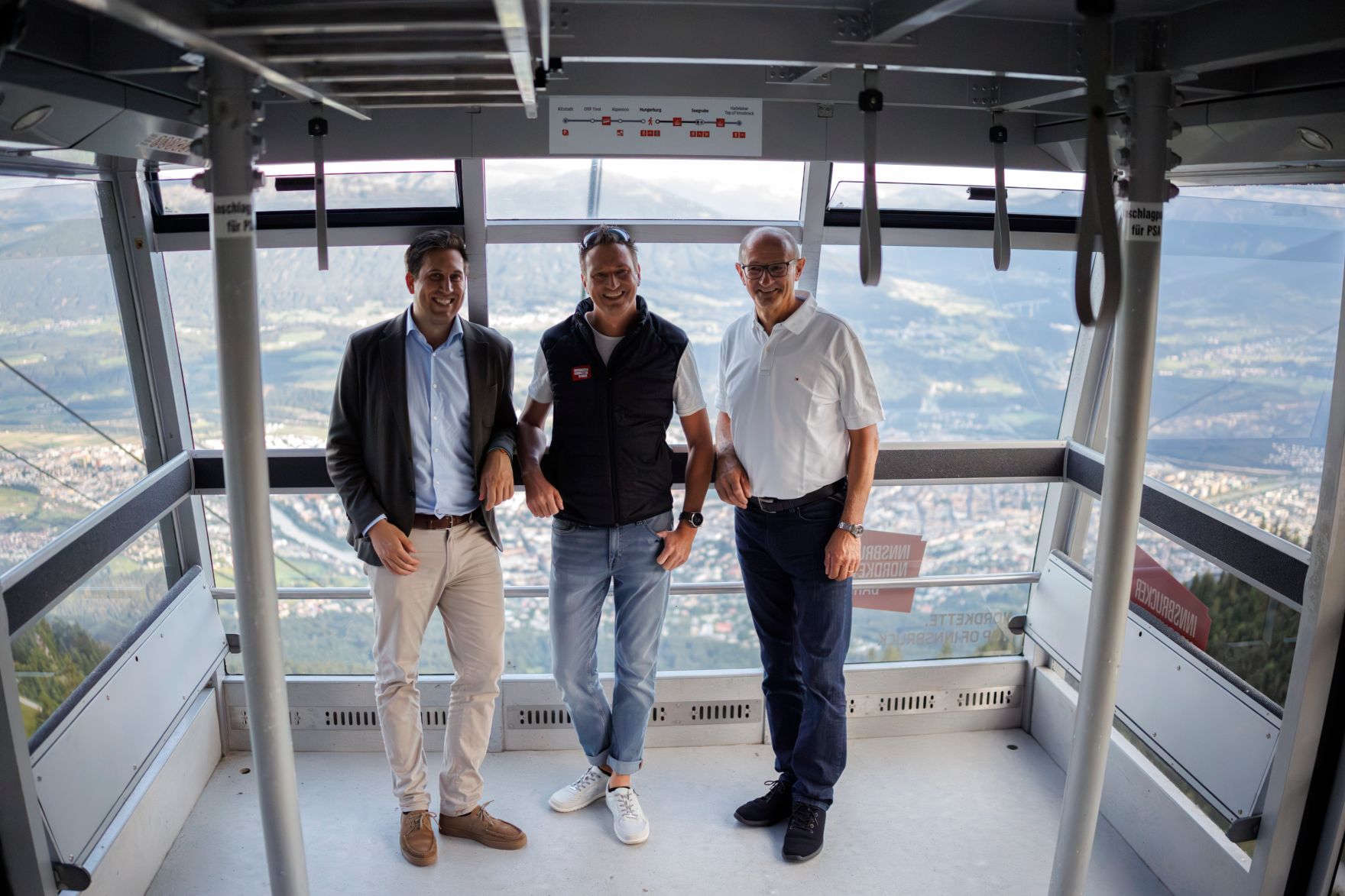 Am 5. August 2025 nahm Staatssekret&auml;r Alexander Pr&ouml;ll (l.) im Rahmen der ID-Austria Servicetour in Tirol an der Gondelfahrt in Innsbruck teil. Im Bild gemeinsam mit Anton Mattle (r.) dem Landeshauptmann von Tirol bei der ID-Austria Challenge.