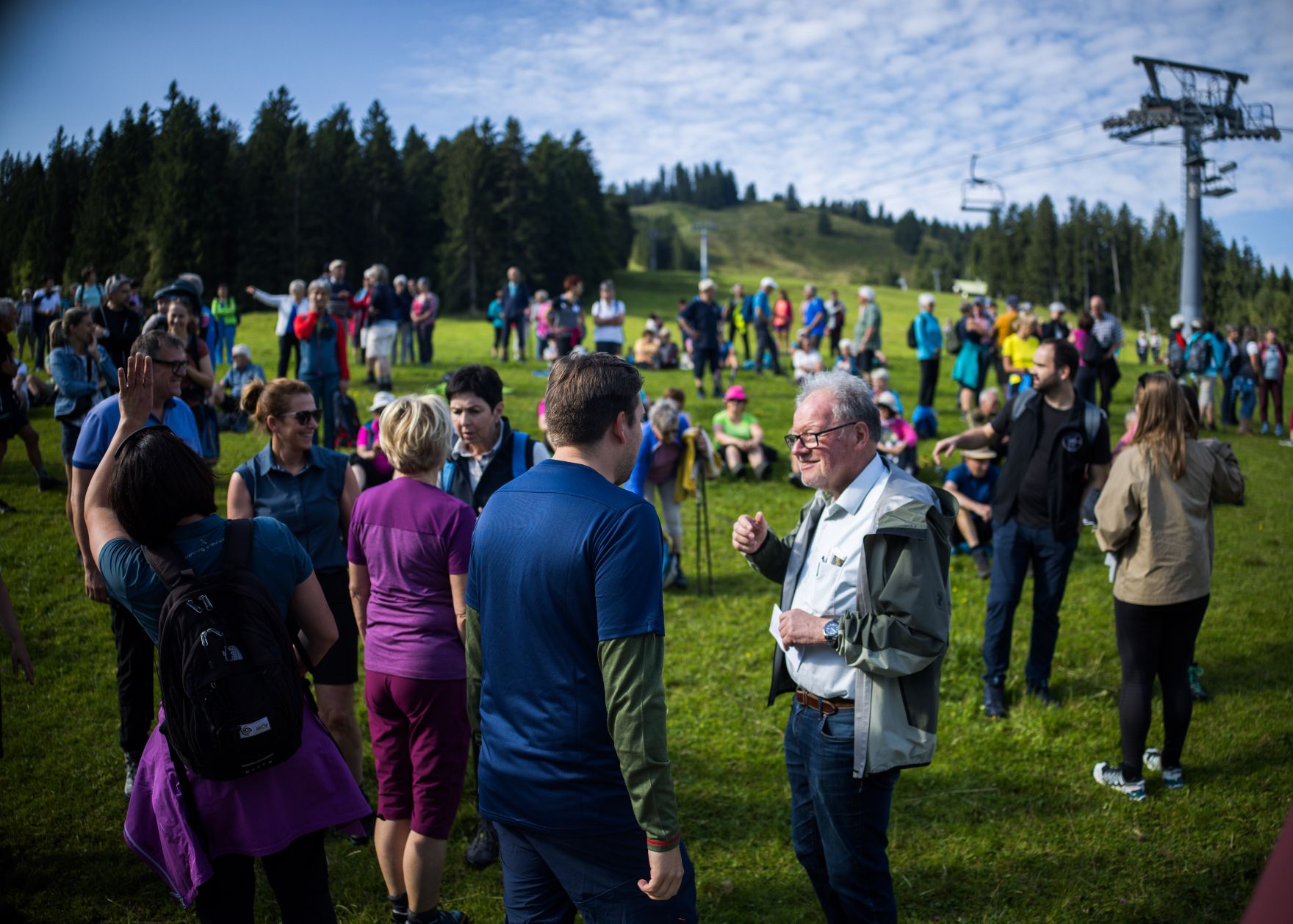 Am 7. August 2025 nahm Staatssekret&auml;r Alexander Pr&ouml;ll (m.) im Rahmen der ID-Austria Servicetour in Vorarlberg an einem Seniorenwandertag im Bregenzerwald teil.