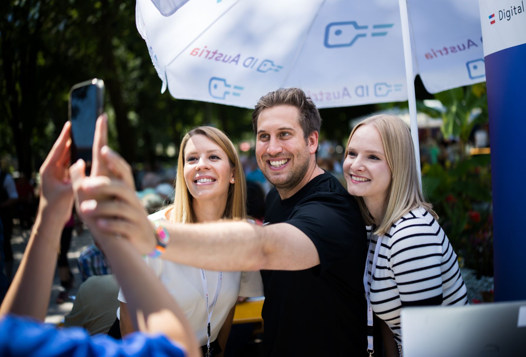 Am 8. August 2025 besuchte Staatssekret&auml;r Alexander Pr&ouml;ll (m.) im Rahmen der ID-Austria Servicetour in K&auml;rnten einen Seniorenwandertag in Spittal an der Drau.