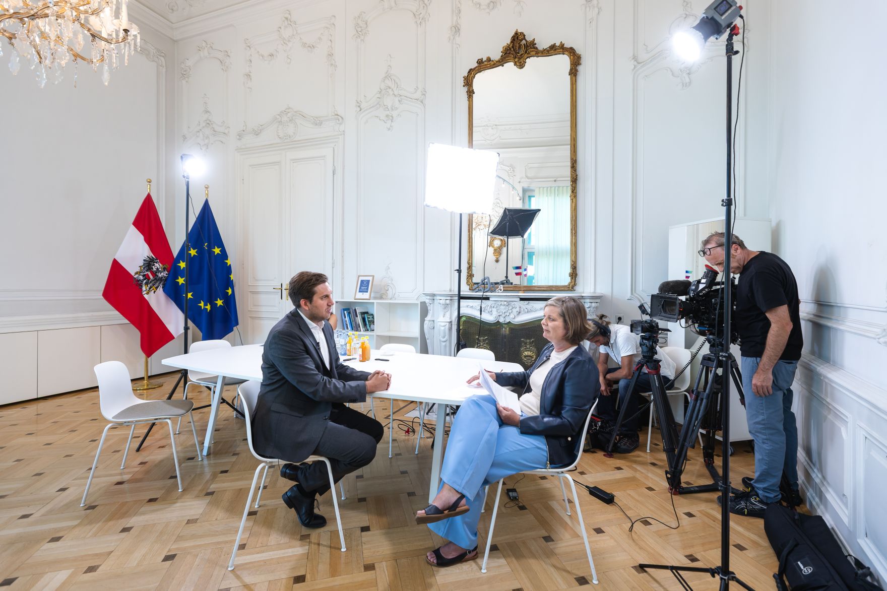 Am 12. August 2025 f&uuml;hrte Staatssekret&auml;r Alexander Pr&ouml;ll (l.) ein Sommergespr&auml;ch mit dem ORF im Bundeskanzleramt in Wien.