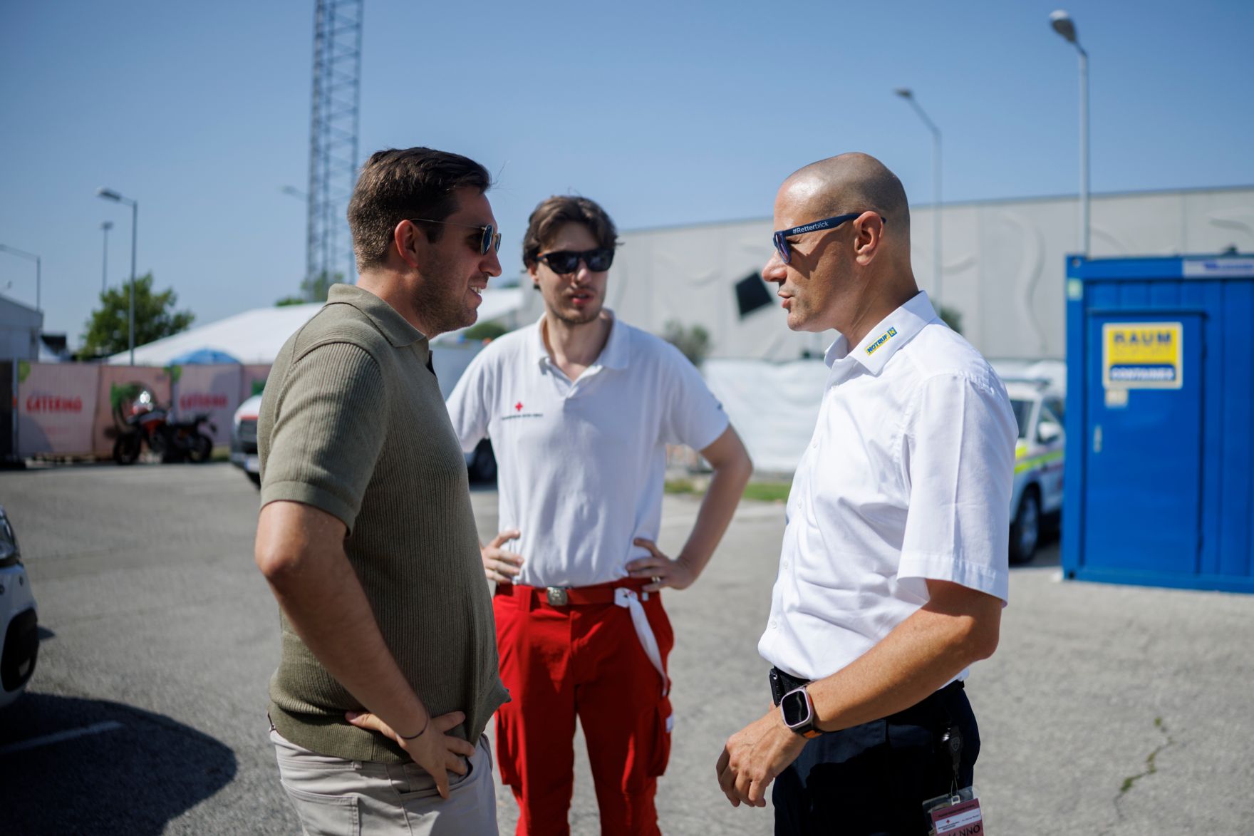 Am 13. August 2025 besuchte Staatssekret&auml;r Alexander Pr&ouml;ll (l.) die Einsatzkr&auml;fte am Frequency Festival in St.P&ouml;lten.