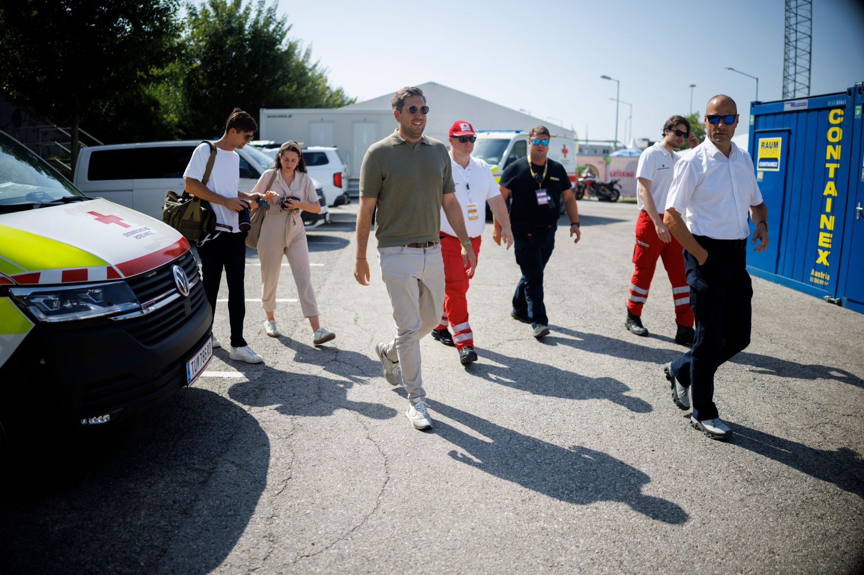 Am 13. August 2025 besuchte Staatssekret&auml;r Alexander Pr&ouml;ll (m.l.) die Einsatzkr&auml;fte am Frequency Festival in St.P&ouml;lten.