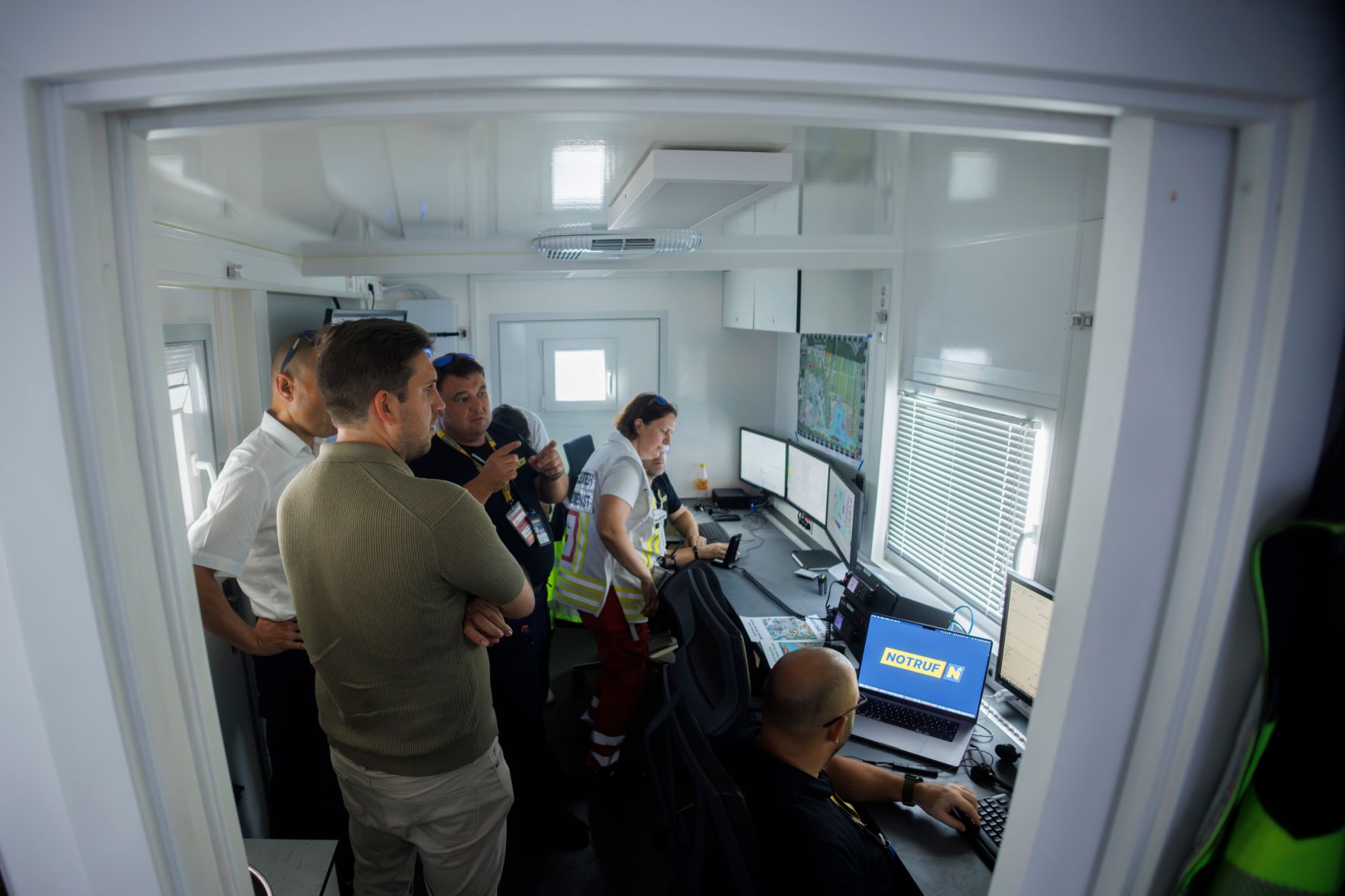 Am 13. August 2025 besuchte Staatssekret&auml;r Alexander Pr&ouml;ll (l.) die Einsatzkr&auml;fte am Frequency Festival in St.P&ouml;lten.