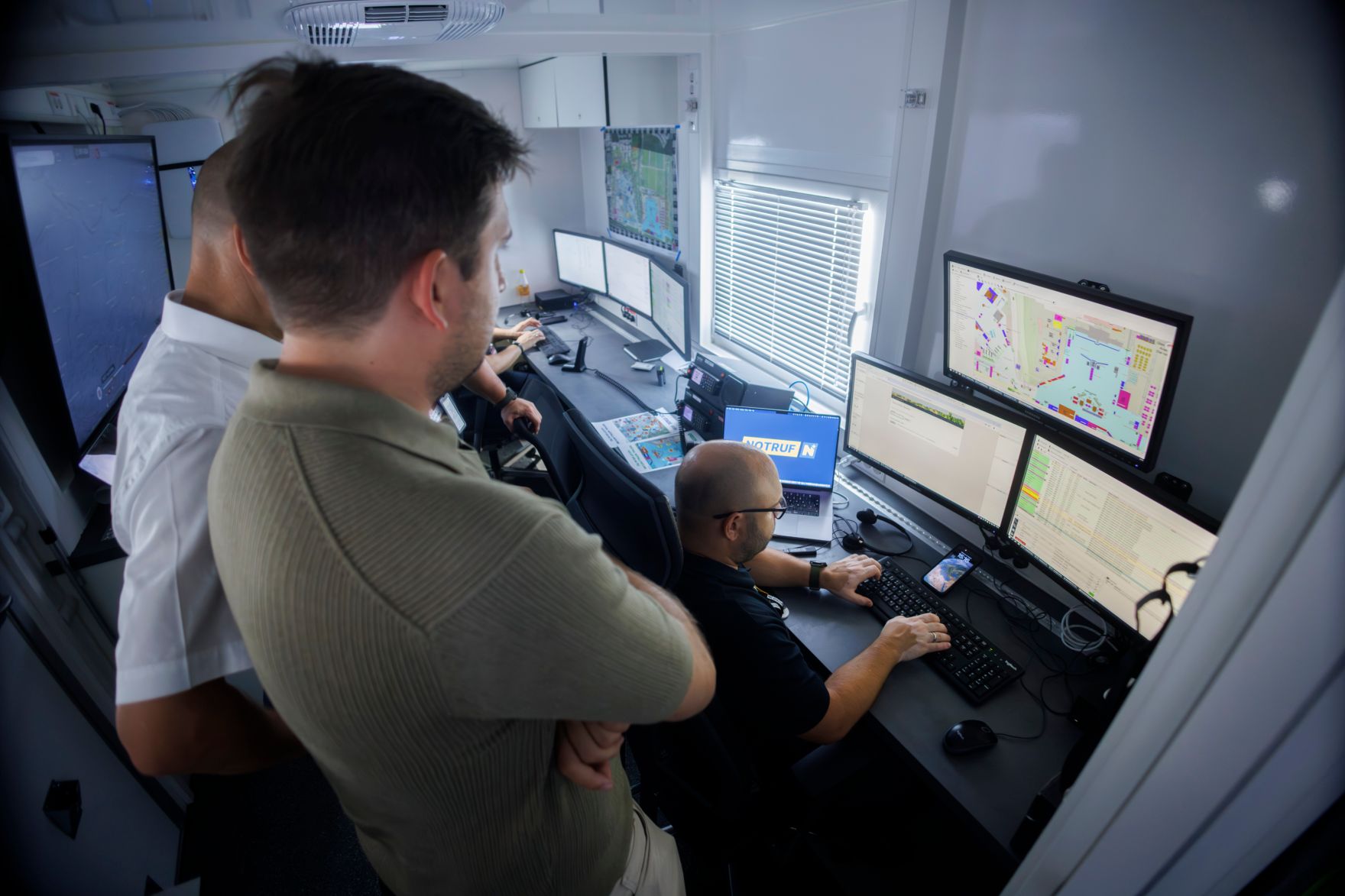 Am 13. August 2025 besuchte Staatssekret&auml;r Alexander Pr&ouml;ll (l.) die Einsatzkr&auml;fte am Frequency Festival in St.P&ouml;lten.