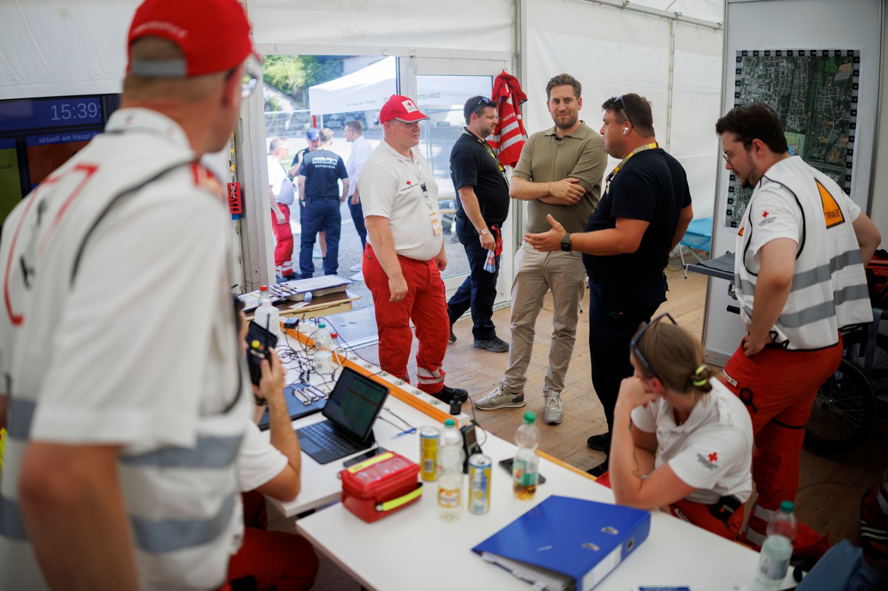 Am 13. August 2025 besuchte Staatssekret&auml;r Alexander Pr&ouml;ll (m.) die Einsatzkr&auml;fte am Frequency Festival in St.P&ouml;lten.