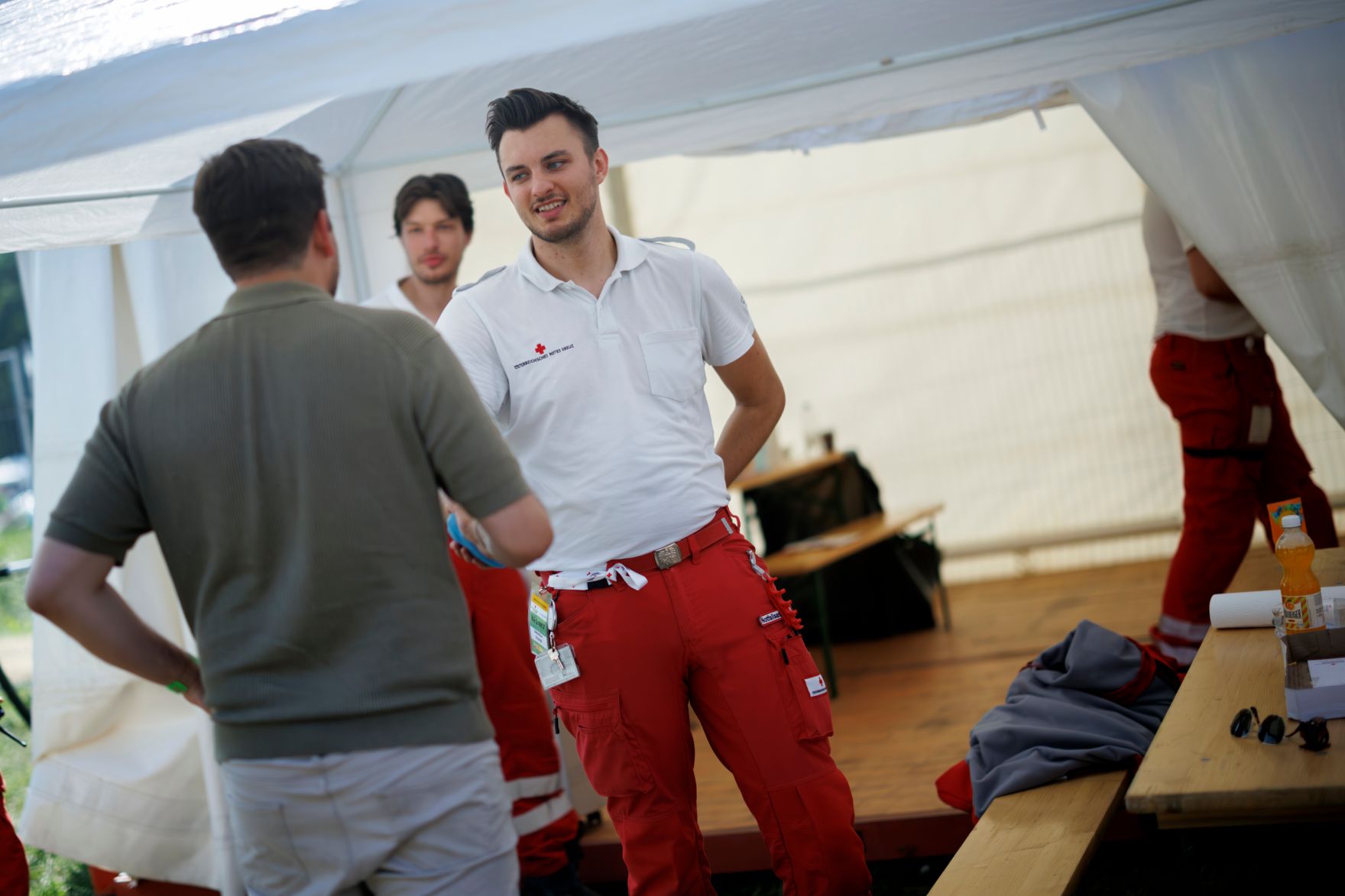 Am 13. August 2025 besuchte Staatssekret&auml;r Alexander Pr&ouml;ll (l.) die Einsatzkr&auml;fte am Frequency Festival in St.P&ouml;lten.
