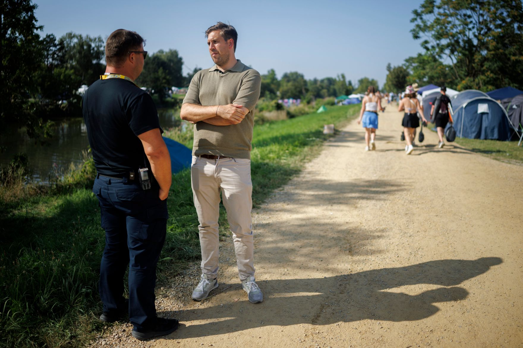 Am 13. August 2025 besuchte Staatssekret&auml;r Alexander Pr&ouml;ll (2.v.l.) die Einsatzkr&auml;fte am Frequency Festival in St.P&ouml;lten.