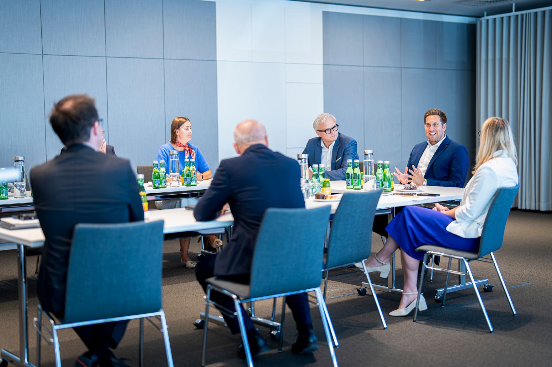 Am 20. August 2025 besuchte Staatssekret&auml;r Alexander Pr&ouml;ll (2.v.r.) den Kreditschutzverband von 1870. Im Bild mit Gesch&auml;ftsf&uuml;hrer Ricardo-Jos&eacute; Vybiral (3.v.r.).