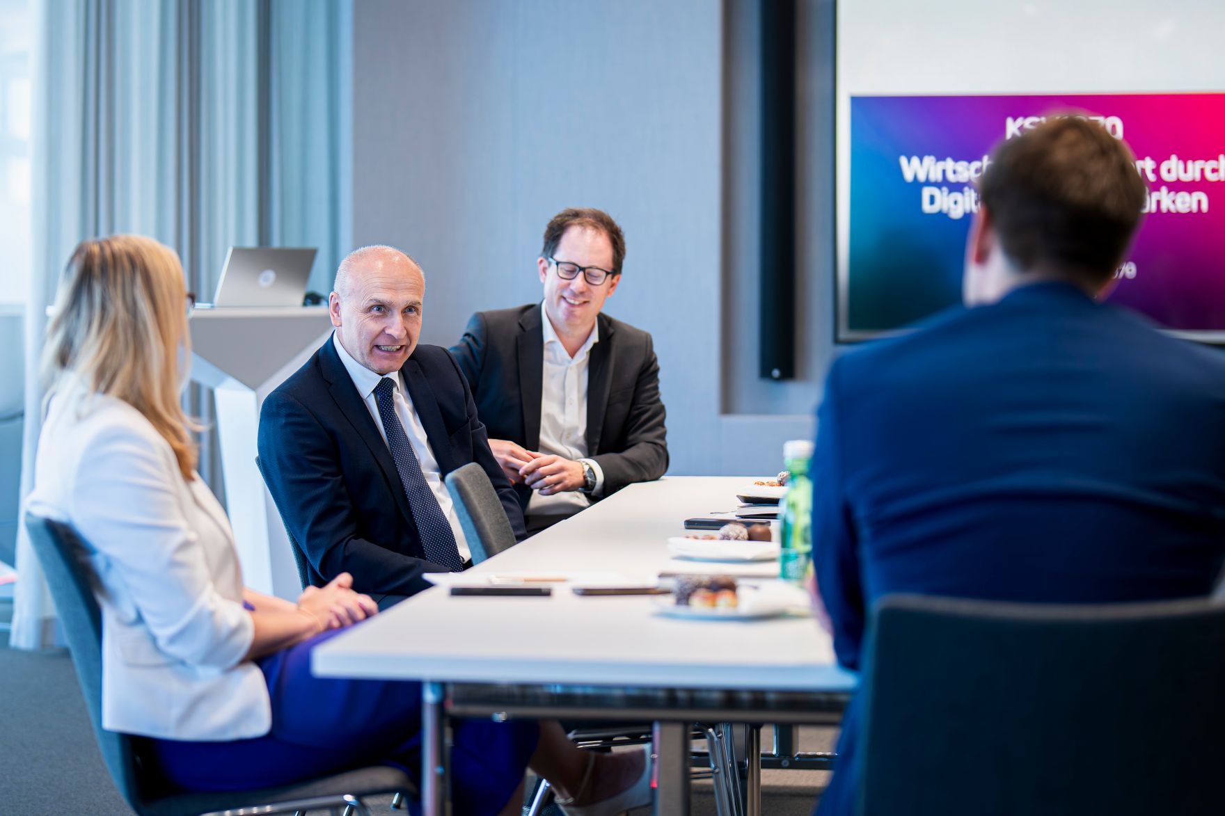 Am 20. August 2025 besuchte Staatssekret&auml;r Alexander Pr&ouml;ll (r.) den Kreditschutzverband von 1870.