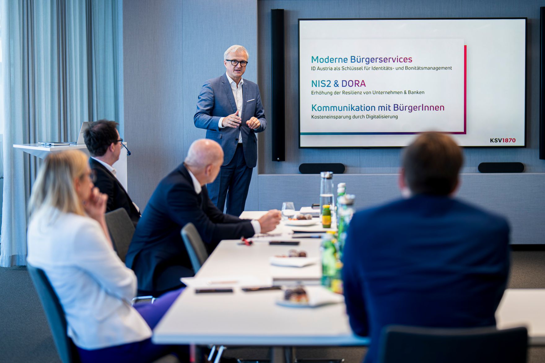 Am 20. August 2025 besuchte Staatssekret&auml;r Alexander Pr&ouml;ll (r.) den Kreditschutzverband von 1870. Im Bild mit Gesch&auml;ftsf&uuml;hrer Ricardo-Jos&eacute; Vybiral (2.v.r.).