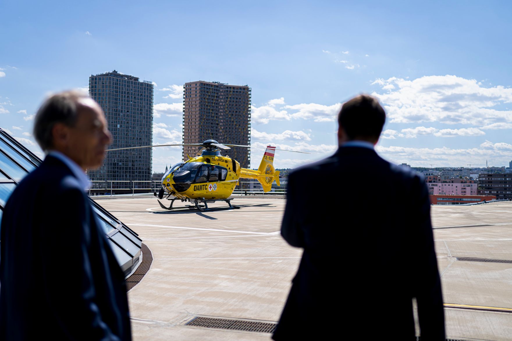 Am 25. August 2025 besuchte Staatssekret&auml;r Alexander Pr&ouml;ll (r.) die &Ouml;AMTC Flugrettung in Erdberg.