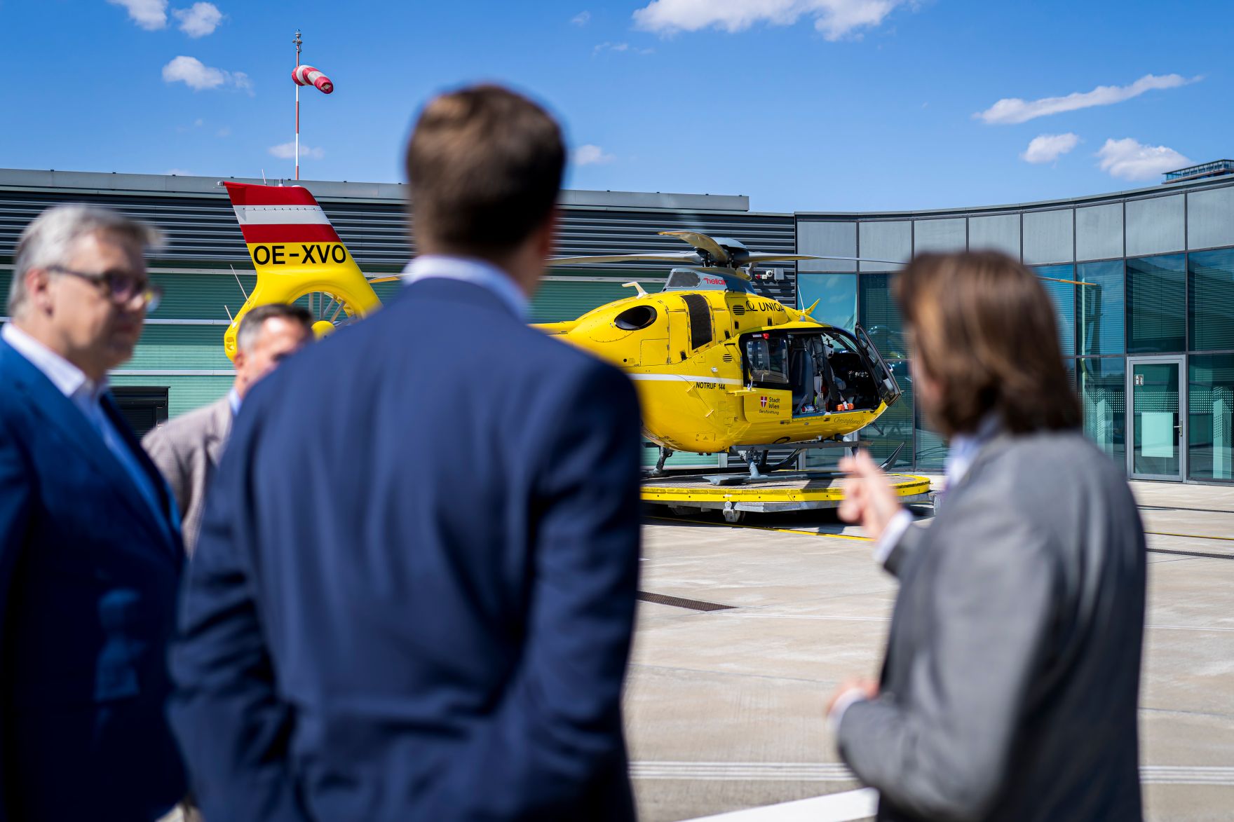 Am 25. August 2025 besuchte Staatssekret&auml;r Alexander Pr&ouml;ll (2.v.r.) die &Ouml;AMTC Flugrettung in Erdberg.