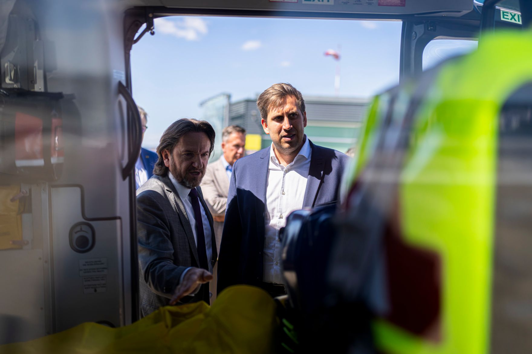 Am 25. August 2025 besuchte Staatssekret&auml;r Alexander Pr&ouml;ll (r.) die &Ouml;AMTC Flugrettung in Erdberg.