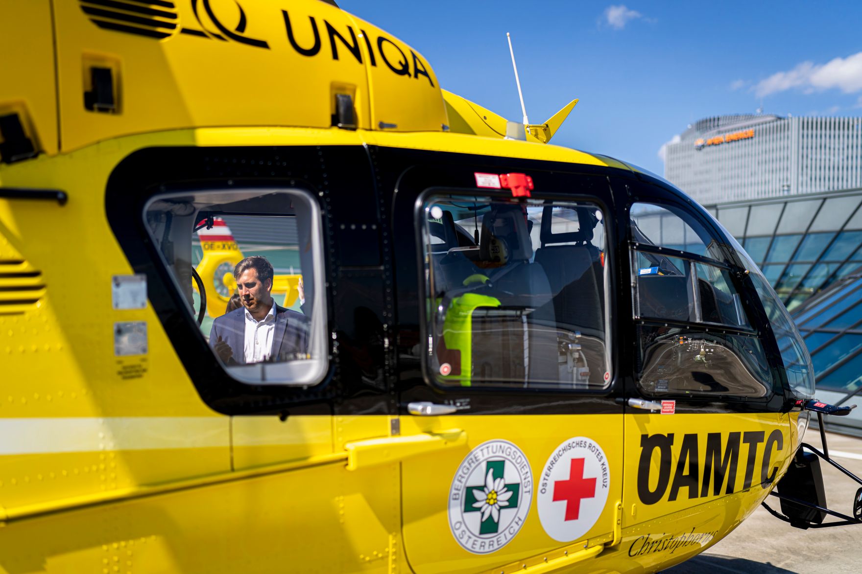 Am 25. August 2025 besuchte Staatssekret&auml;r Alexander Pr&ouml;ll (im Bild) die &Ouml;AMTC Flugrettung in Erdberg.