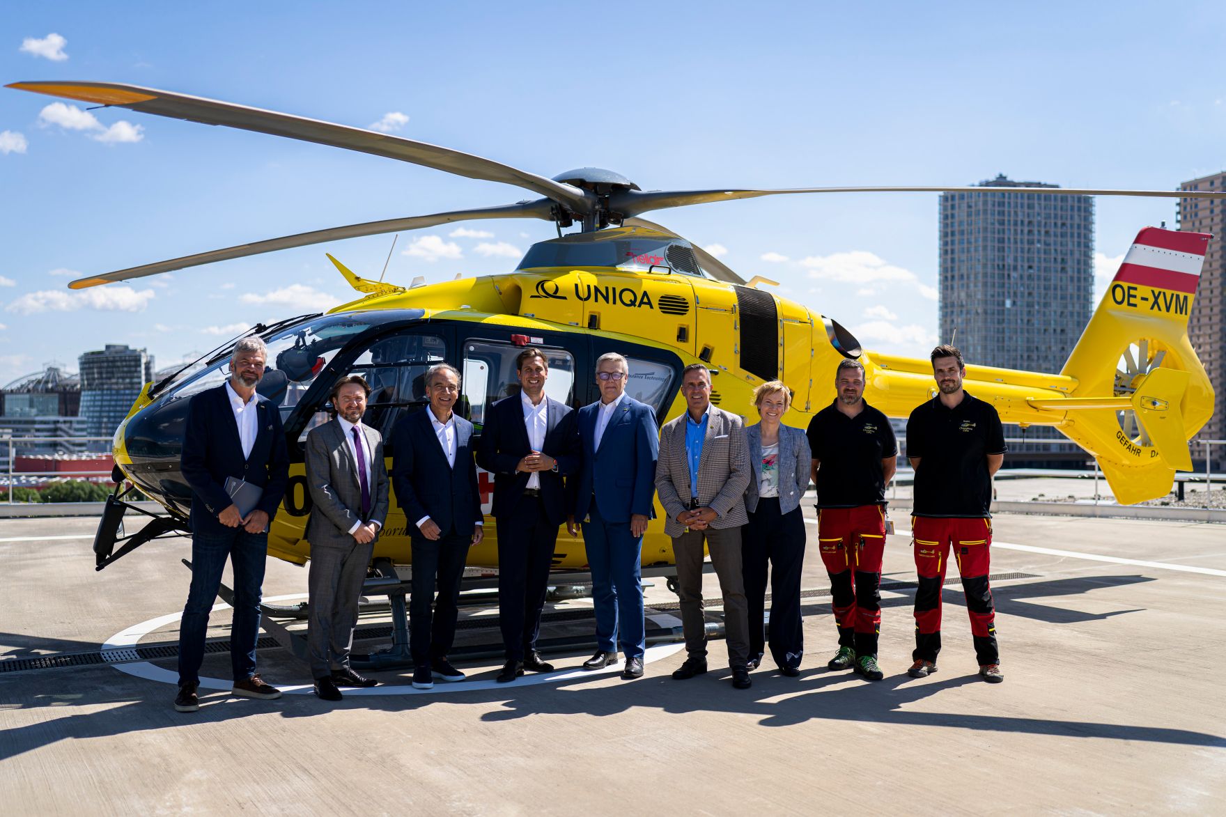 Am 25. August 2025 besuchte Staatssekret&auml;r Alexander Pr&ouml;ll (4.v.l.) die &Ouml;AMTC Flugrettung in Erdberg.