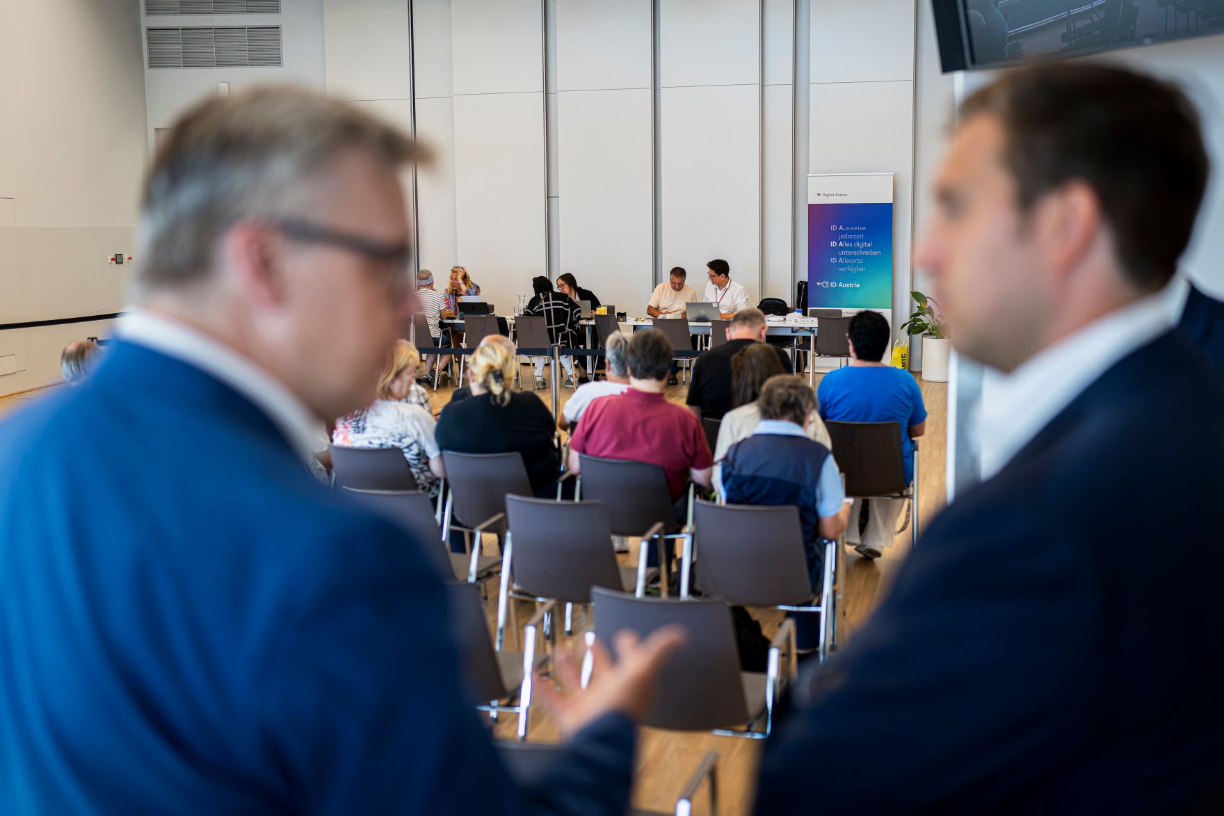 Am 25. August 2025 besuchte Staatssekret&auml;r Alexander Pr&ouml;ll (r.) die &Ouml;AMTC Flugrettung in Erdberg.