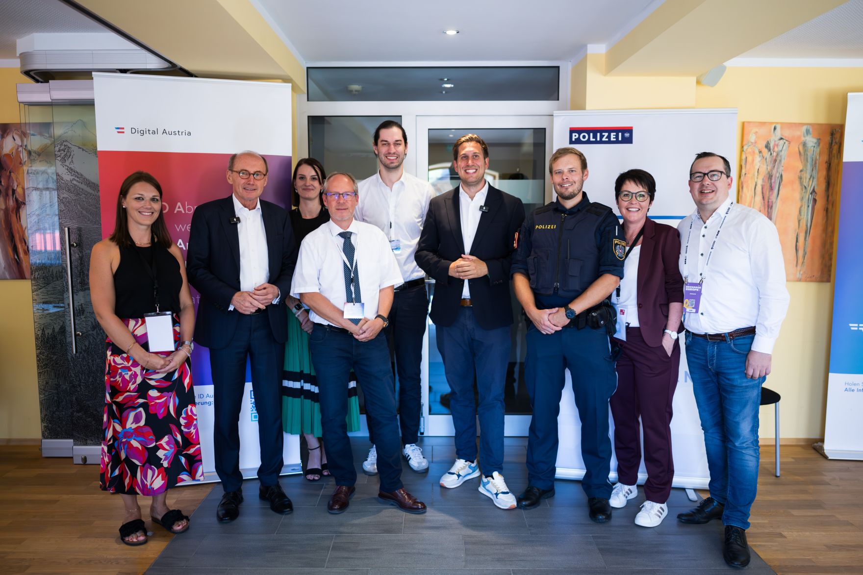Am 26. August 2025 nahm Staatssekret&auml;r Alexander Pr&ouml;ll (4.v.r.) am mehrt&auml;gigen Forum Alpbach teil. Im Bild beim Besuch des ID-Austria Standes.