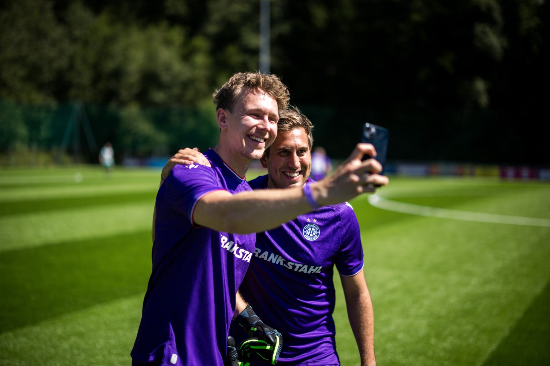 Am 26. August 2025 nahm Staatssekret&auml;r Alexander Pr&ouml;ll (r.) am mehrt&auml;gigen Forum Alpbach teil. Im Bild beim EFA Vienna Derby.