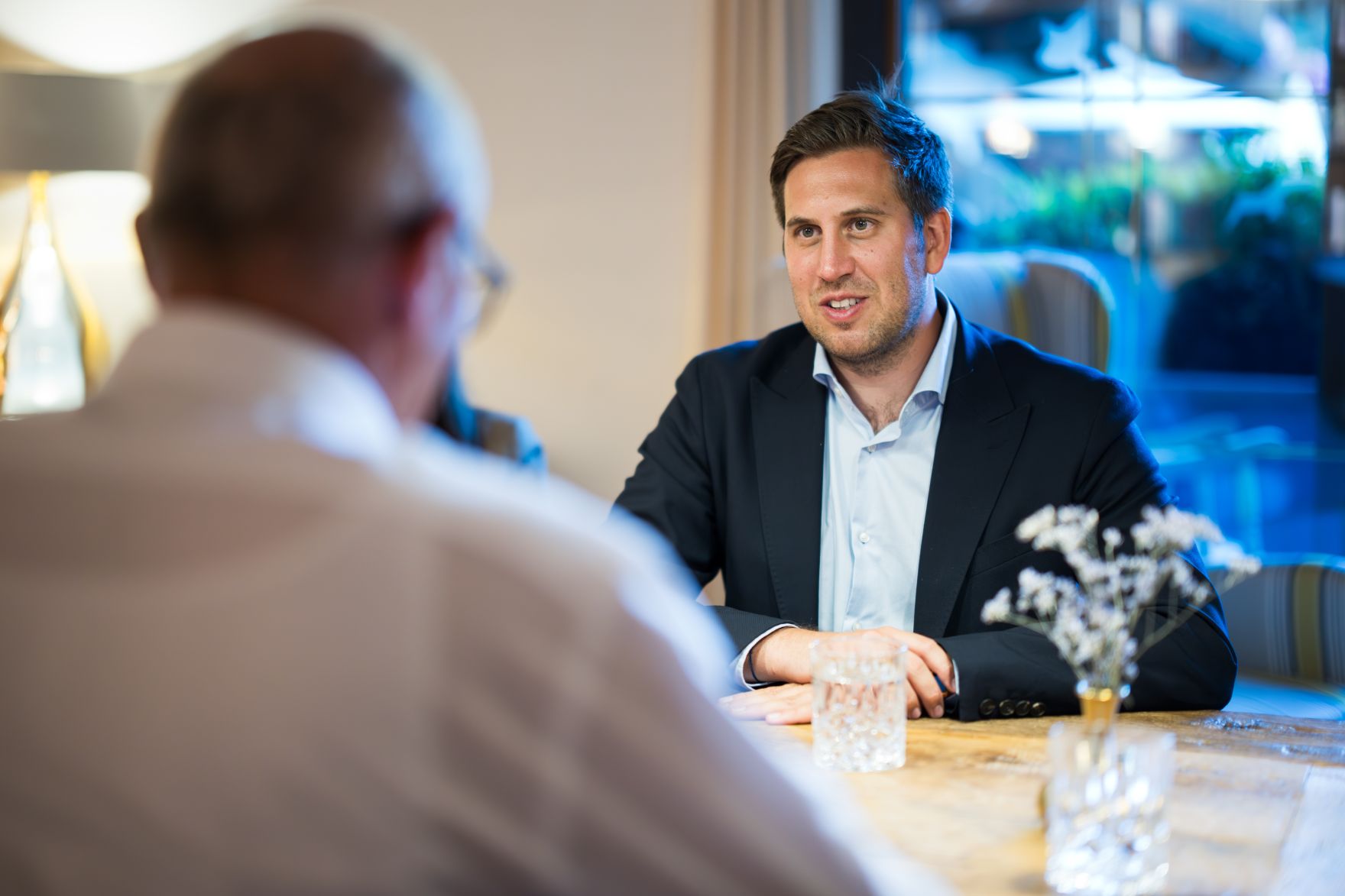 Am 27. August 2025 nahm Staatssekret&auml;r Alexander Pr&ouml;ll (r.) am mehrt&auml;gigen Forum Alpbach teil. Im Bild beim Arbeitsgespr&auml;ch mit Landeshauptmann Anton Mattle (l.).