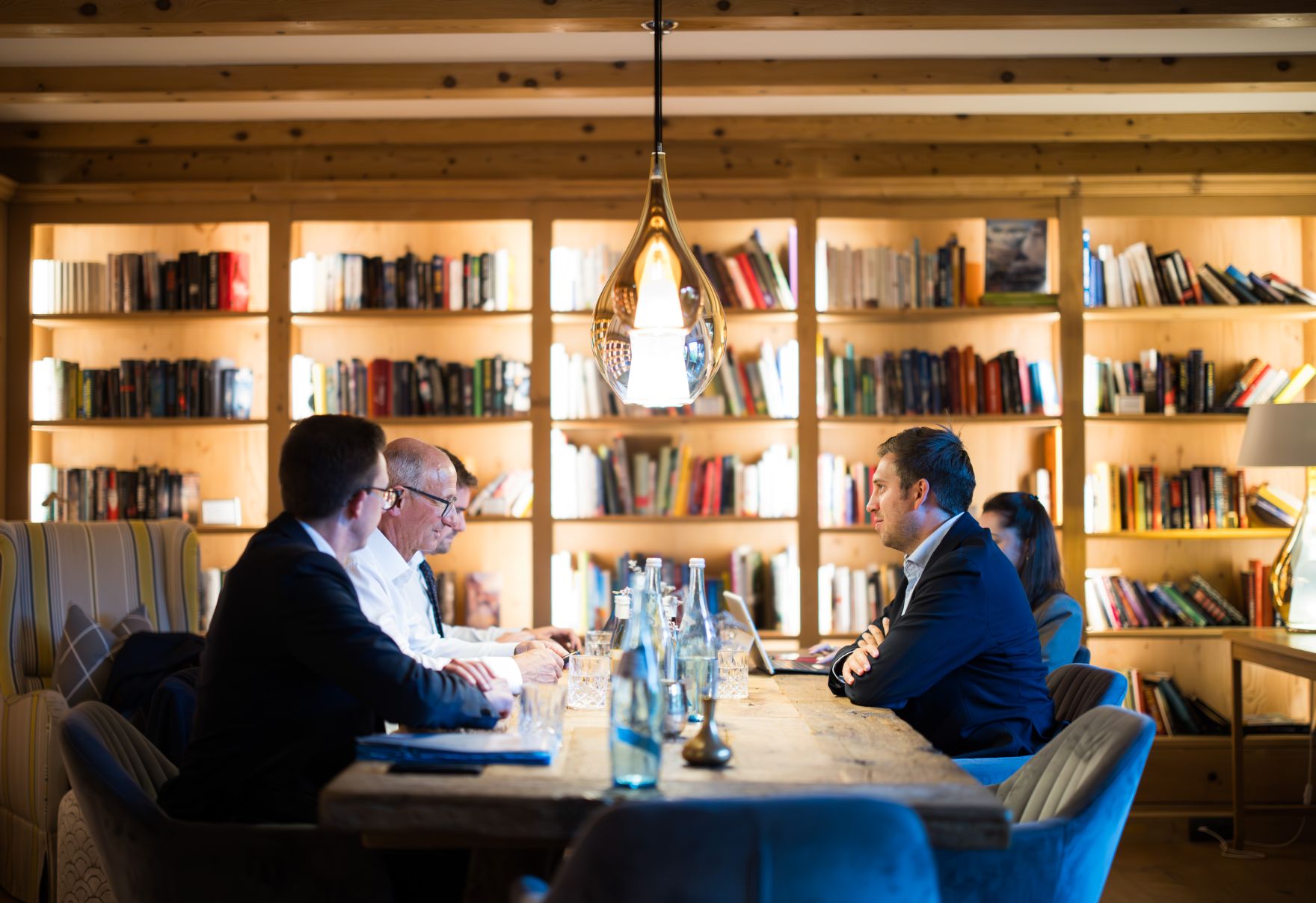 Am 27. August 2025 nahm Staatssekret&auml;r Alexander Pr&ouml;ll (r.) am mehrt&auml;gigen Forum Alpbach teil. Im Bild beim Arbeitsgespr&auml;ch mit Landeshauptmann Anton Mattle (2.v.l.).