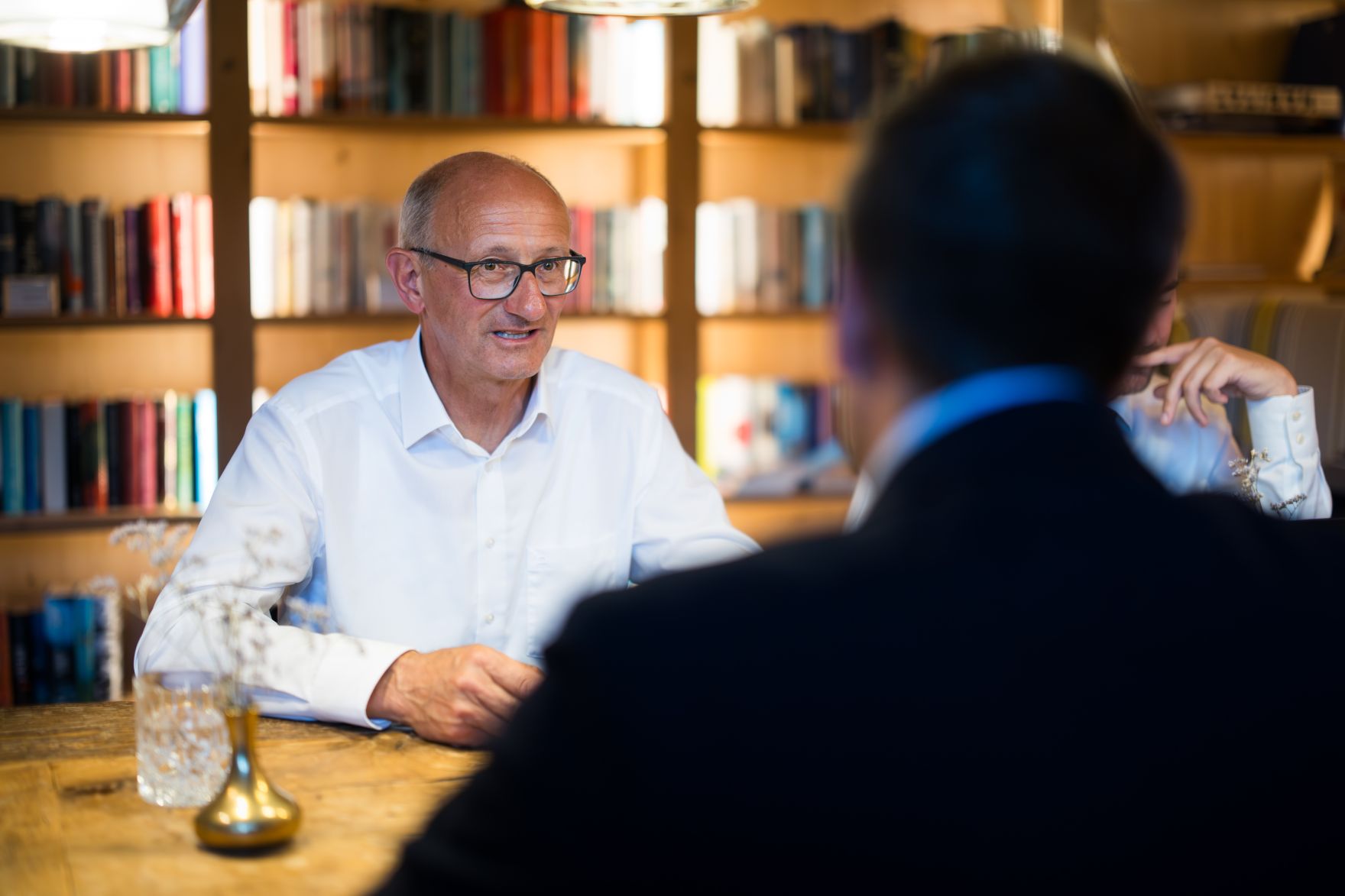 Am 27. August 2025 nahm Staatssekret&auml;r Alexander Pr&ouml;ll (r.) am mehrt&auml;gigen Forum Alpbach teil. Im Bild beim Arbeitsgespr&auml;ch mit Landeshauptmann Anton Mattle (l.).