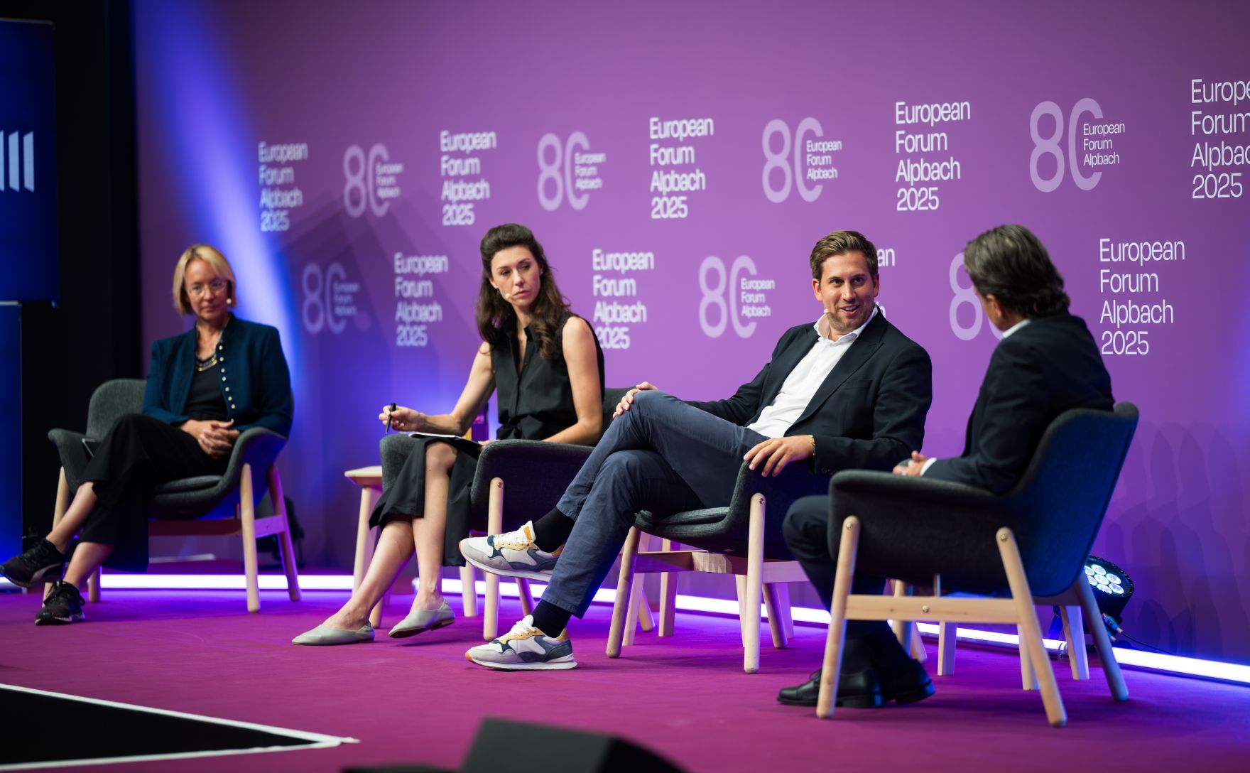 Am 28. August 2025 nahm Staatssekret&auml;r Alexander Pr&ouml;ll (m.r.) am mehrt&auml;gigen Forum Alpbach teil. Im Bild mit Institutsleiterin an der WU Wien Sarah Spiekermann-Hoff (l.), Journalistin Raffaela Schaidreiter (m.l.) und Generaldirektor des ORF Roland Wei&szlig;mann (r.).